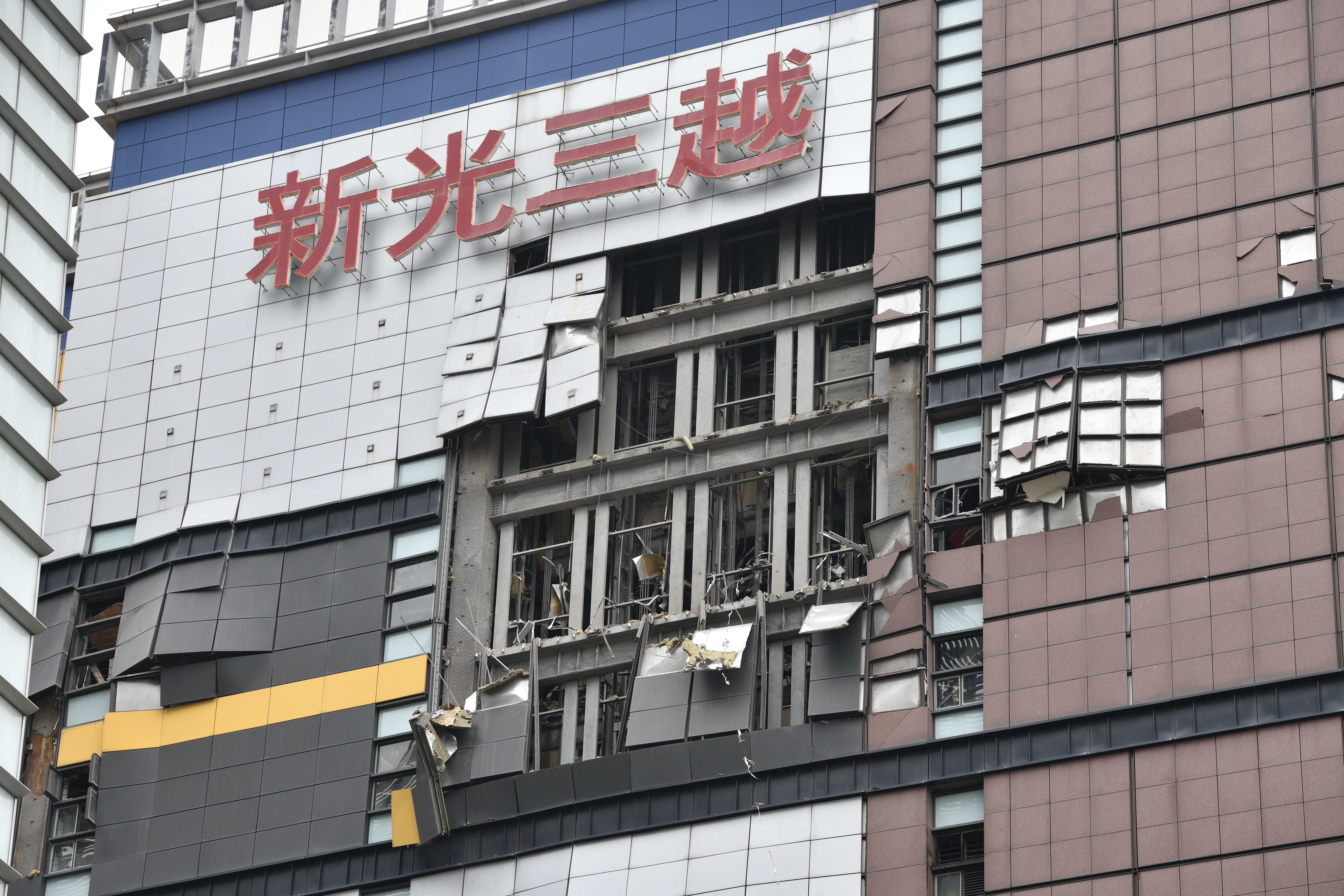 新光三越中港店今上午發生嚴重氣爆，外牆明顯受損。