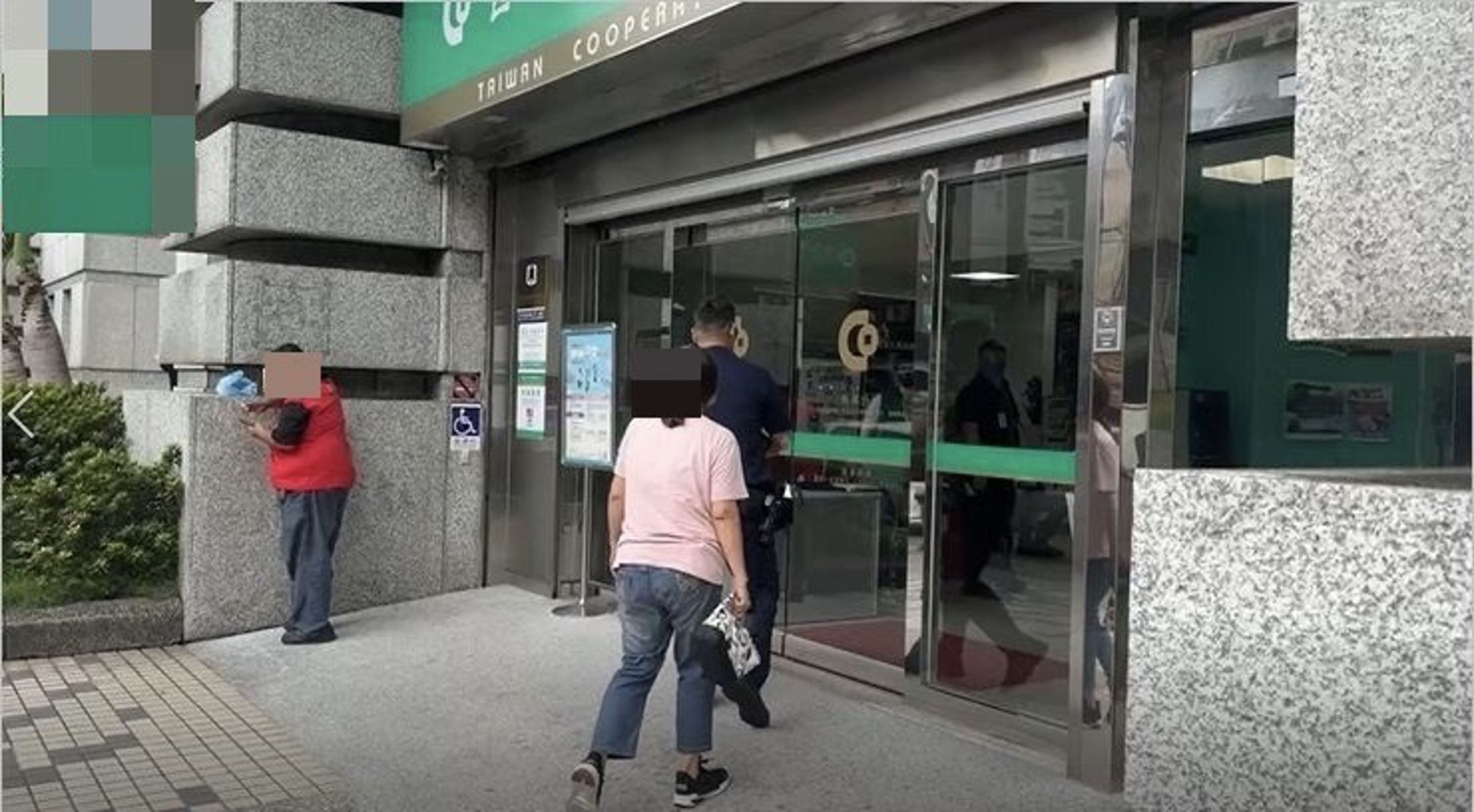 警方陪同婦人將現金存回銀行。（翻攝畫面）