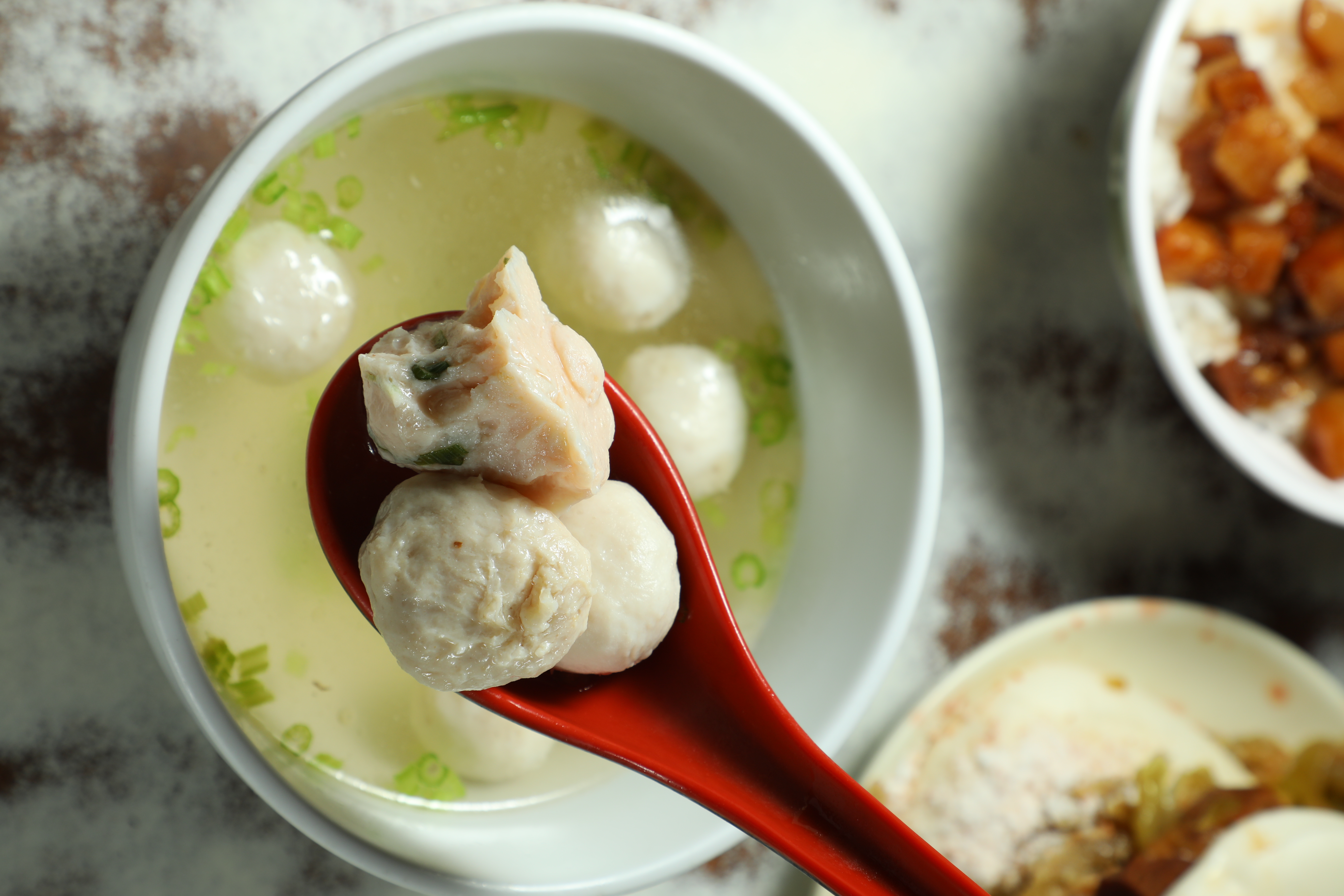 「綜合魚丸湯」有旗魚丸、肉丸、蝦丸，口味不同，但皆以黑旗魚為底。（60元／碗）