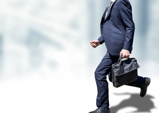 公司規定的遲到扣薪比例超過勞基法規範，被查證屬實將面臨最高百萬元罰款。（示意圖，photoAC）