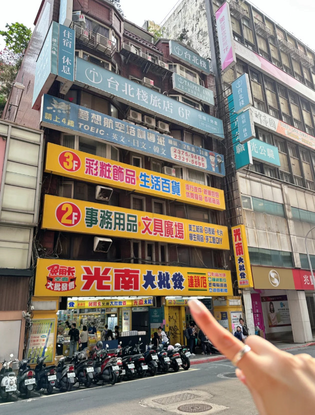 光南成為香港、馬來西亞遊客喜歡的購物賣場，文具商品具有吸引力。（翻攝小紅書）