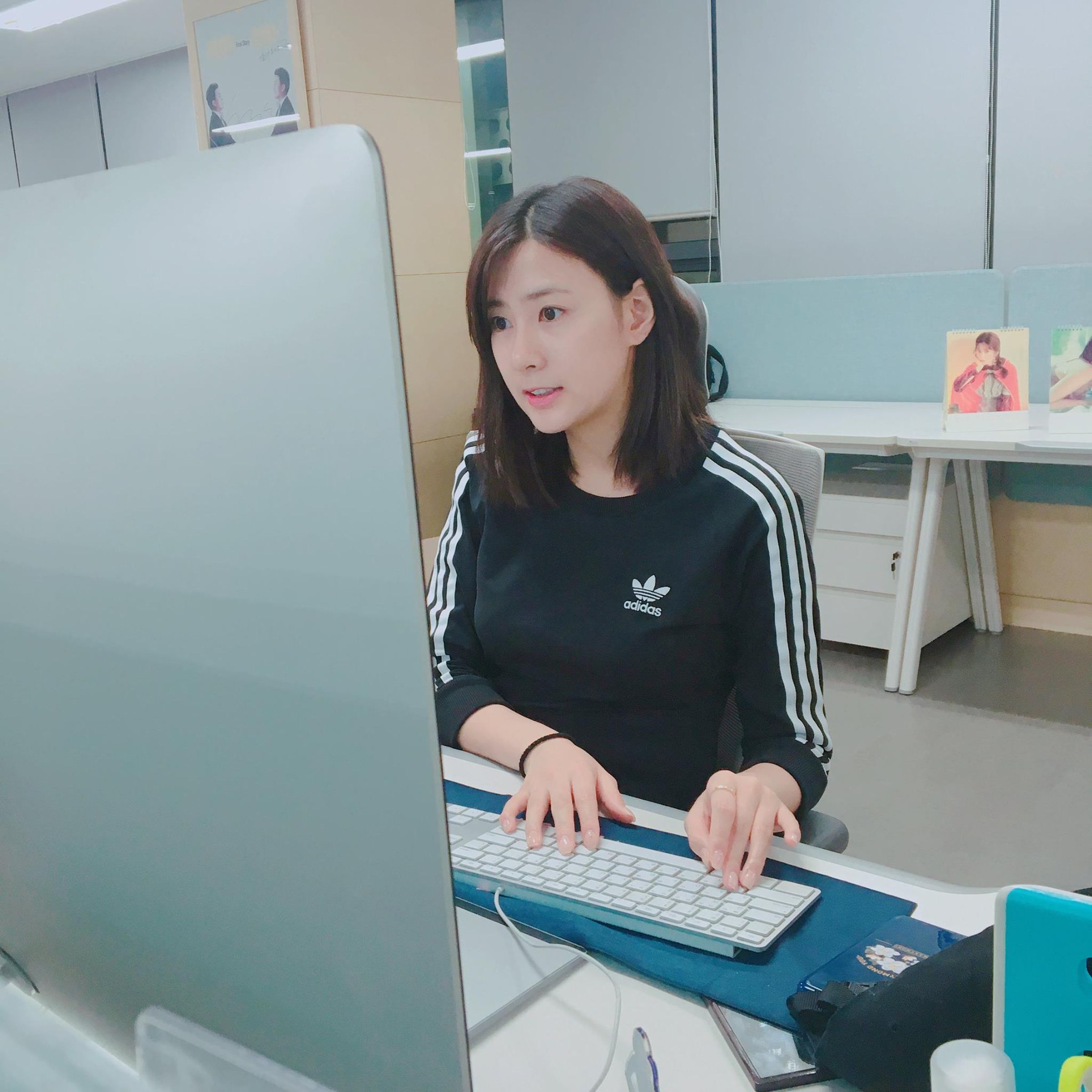 Apink吳夏榮是重度遊戲玩家,連出國也要帶主機鍵盤。(翻攝Apink IG)