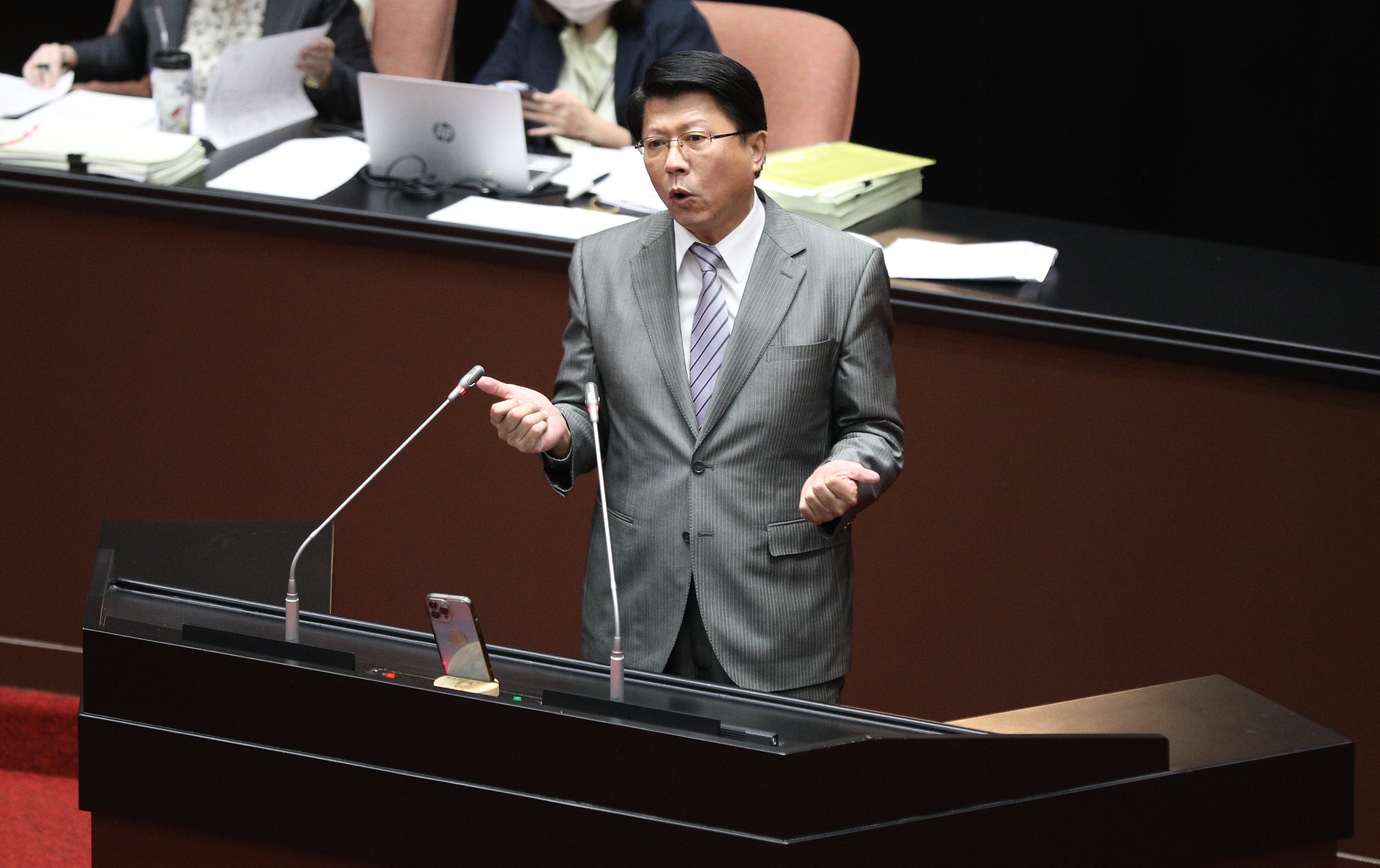 國民黨立委謝龍介表示，許多鄉親認為賴總統看來腳踏實地，但卻未實踐選前承諾。