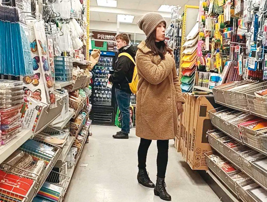 本刊去年3月直擊，貴婦奈奈逛完平價超市，轉往類似台灣的廉價百元商品店找東西。