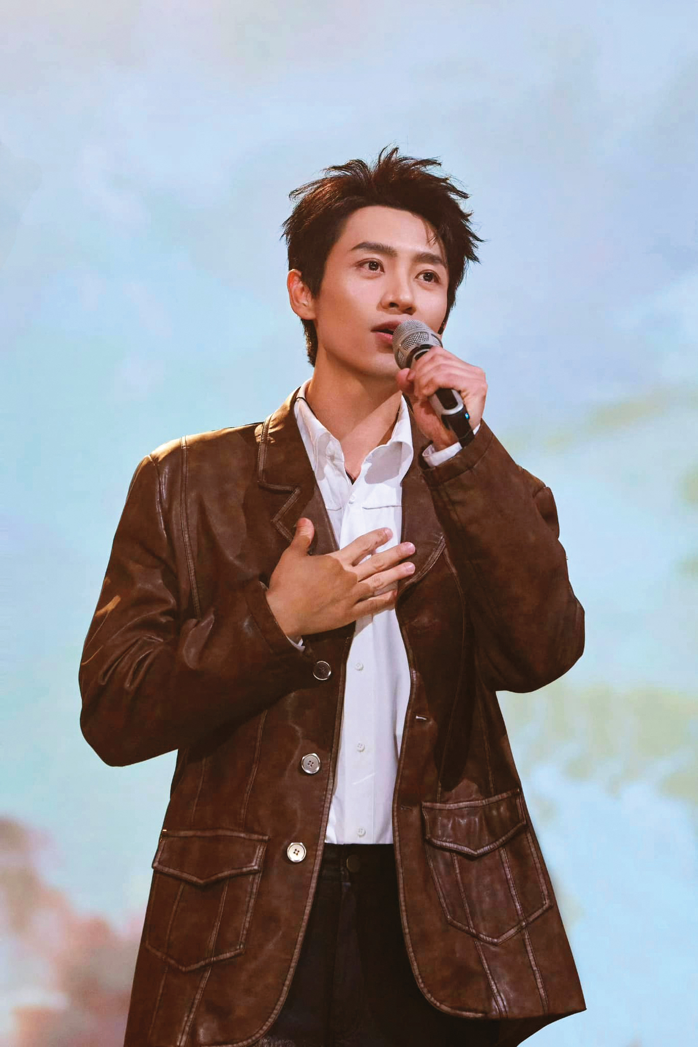 如今魏晨還是會去音樂節表演，或唱影視OST，今年春節才登央視春晚獻唱。（翻攝自魏晨臉書）