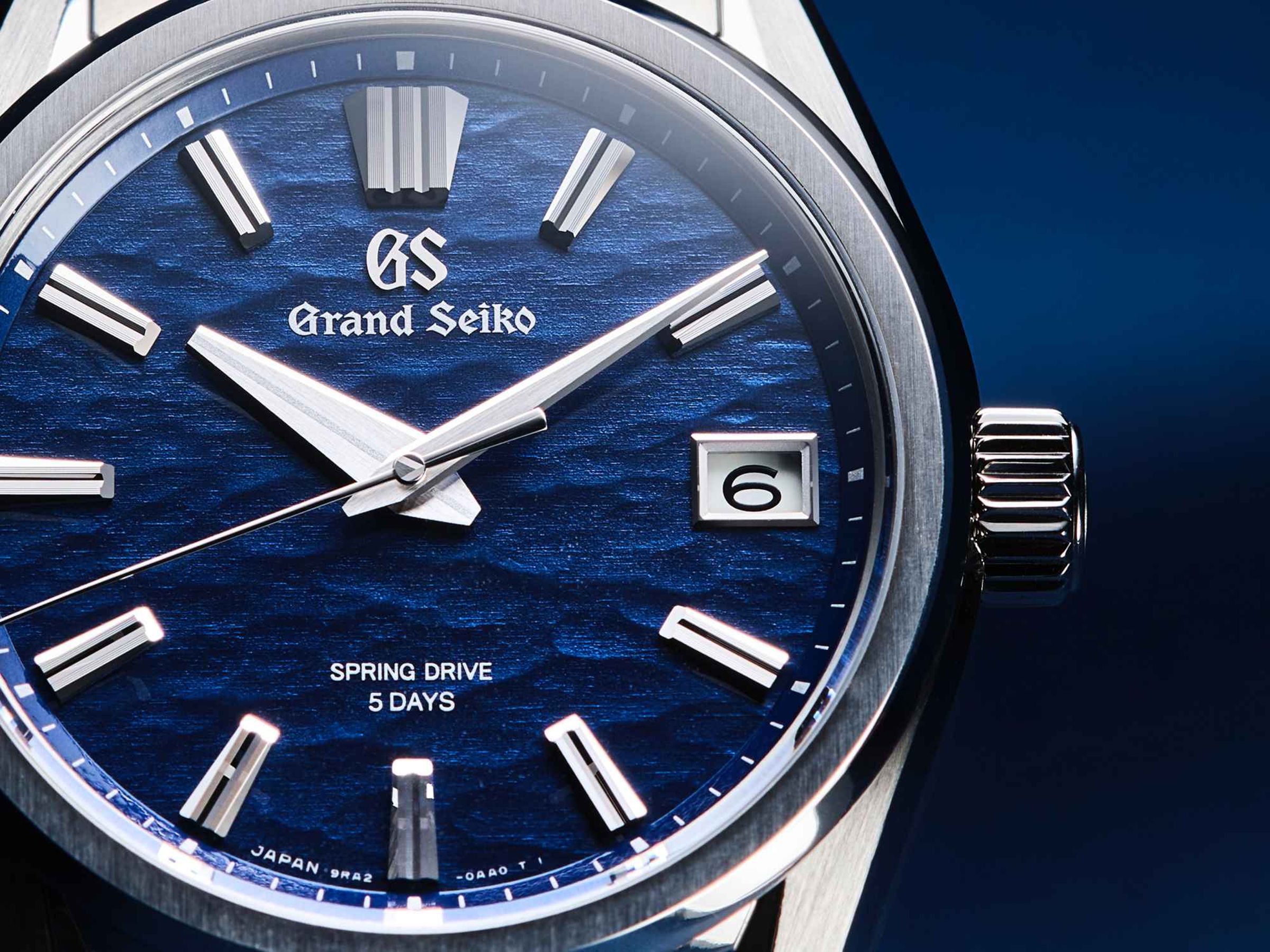 GRAND SEIKO 白鈦材質 SLGA019 的面盤選用較淺的藍色調，旨在捕捉清晨微風吹拂過諏訪湖湖面、漾起細碎漣漪的瞬間。定價約NT$302,000。