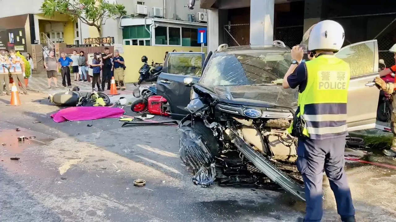 成大圖書館女職員在駕車駛離校園途中發病，失控高速衝撞，42歲女騎士當場不治。（翻攝畫面）