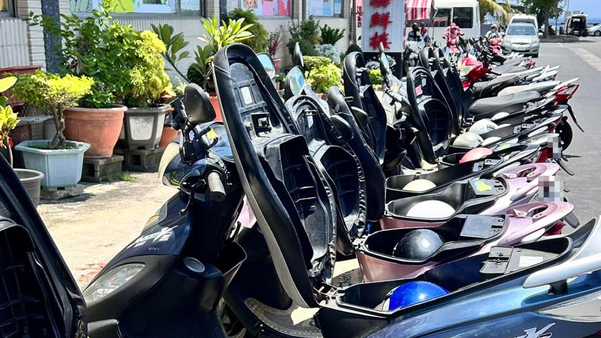 隨著氣溫攀升，屏東小琉球街頭出現機車座墊整排掀開的特殊景象，目的在於避免陽光直射導致溫度過高。（翻攝自臉書/路上觀察學院）