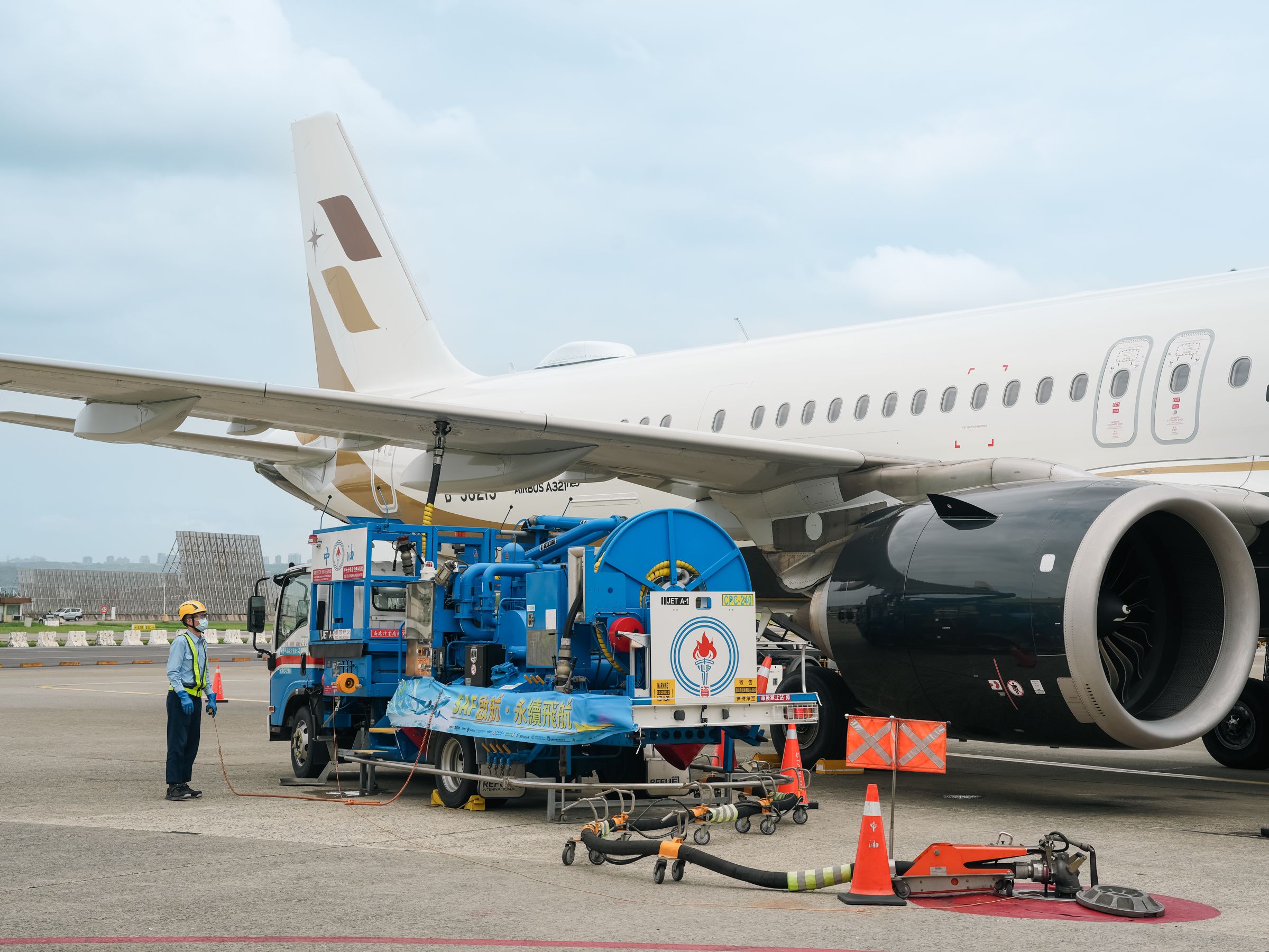 近日正式導入通過ISCC CORSIA國際認證的永續航空燃油（SAF）。是首家於桃園國際機場透過油栓系統完成SAF加注的國籍航空。（星宇航空提供）