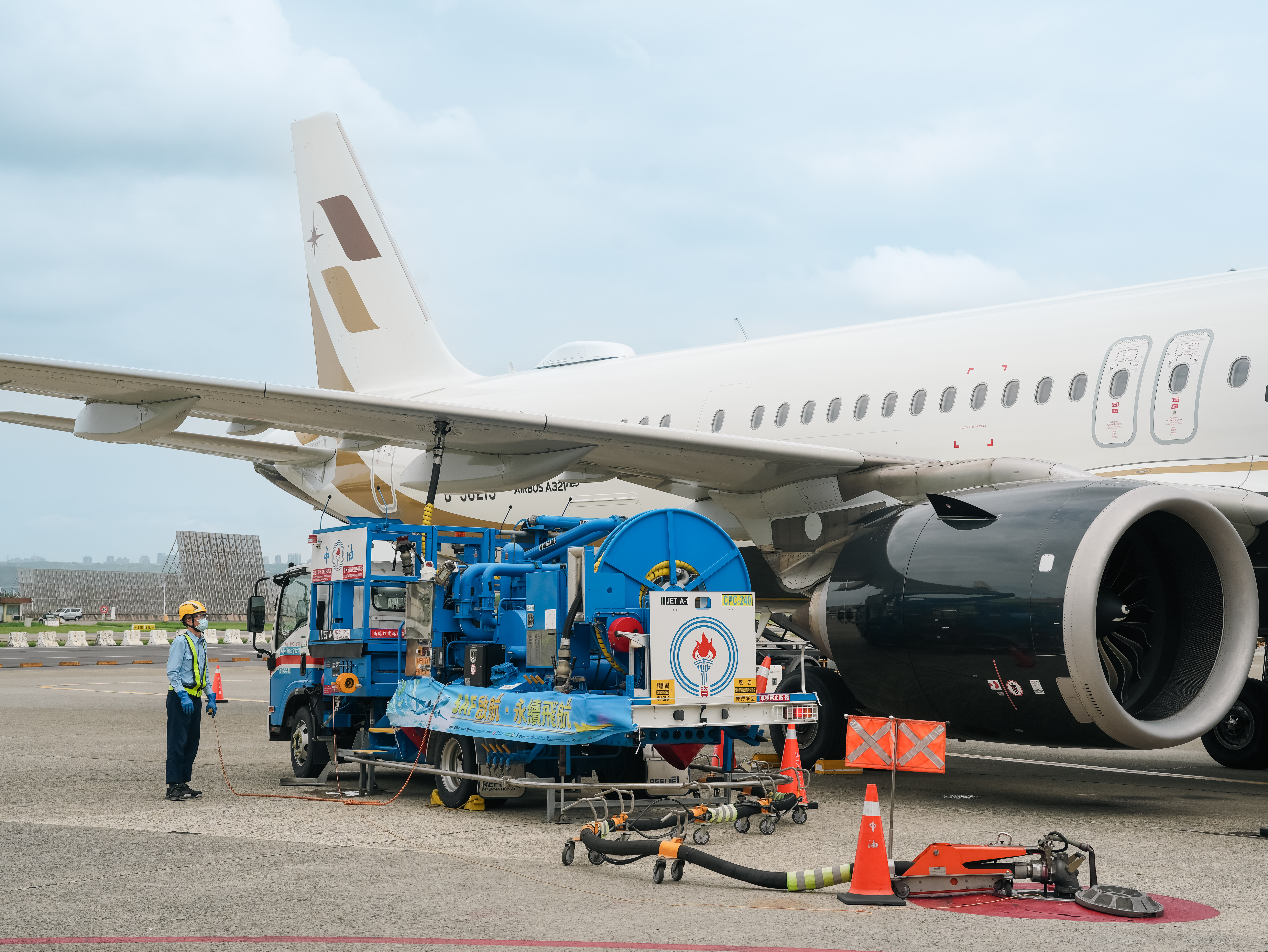 近日正式導入通過ISCC CORSIA國際認證的永續航空燃油（SAF）。是首家於桃園國際機場透過油栓系統完成SAF加注的國籍航空。（星宇航空提供）