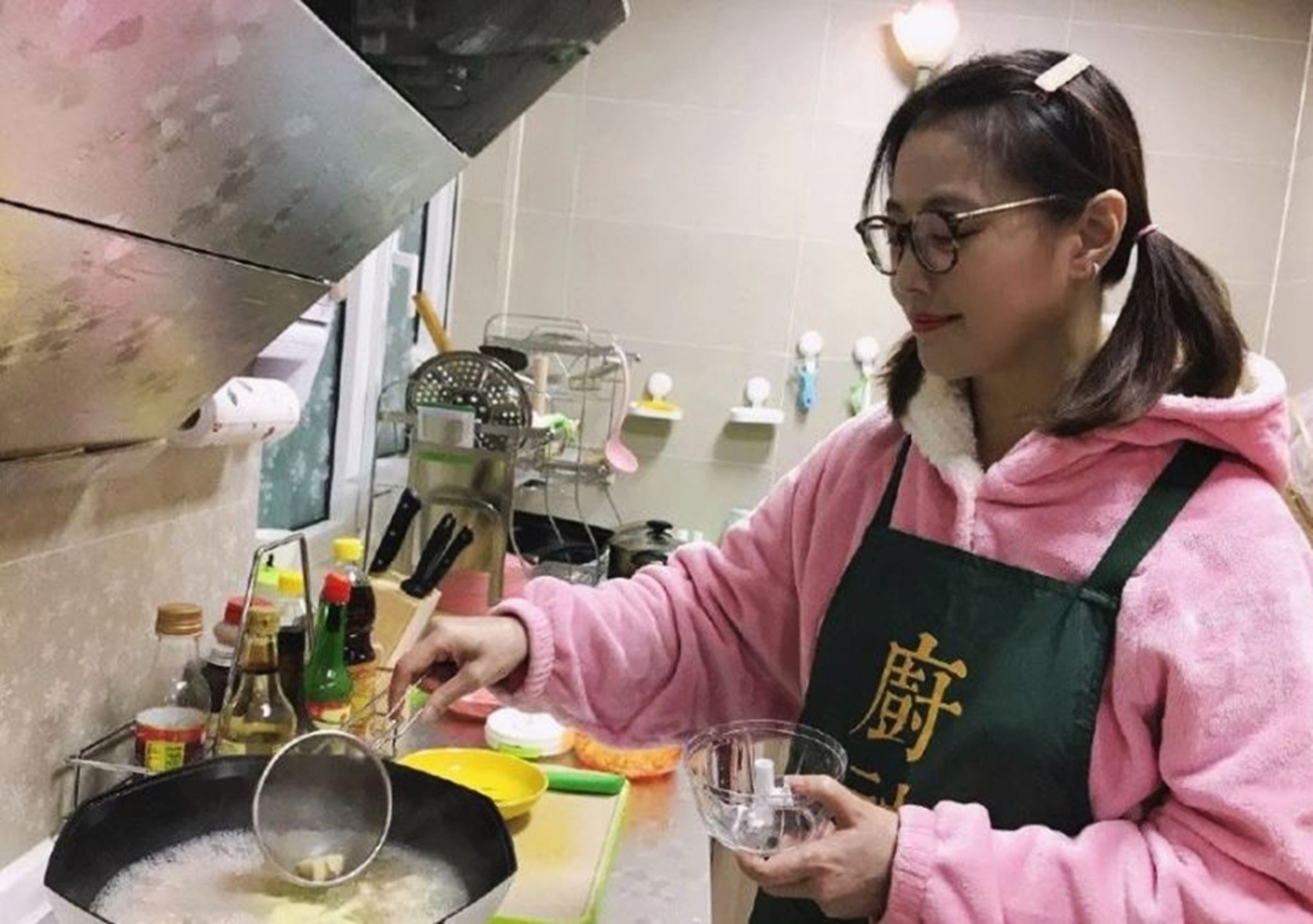 靠炒房、投資累出數億元身家,50歲後單身的周海媚據說將遺產留給母親。(翻攝網路)