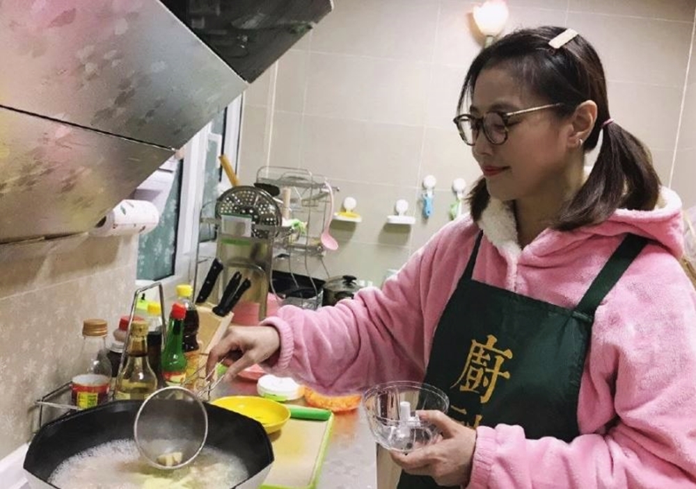 靠炒房、投資累出數億元身家，50歲後單身的周海媚據說將遺產留給母親。（翻攝網路）