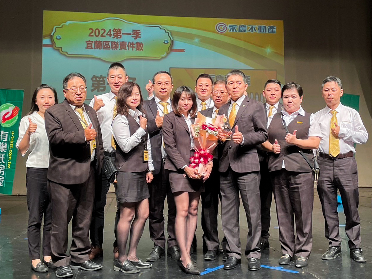 許文泰店長(右三)表示，永慶加盟總部持續優化科技工具，有效提升服務效率，在數位落差大的東台灣更顯專業。