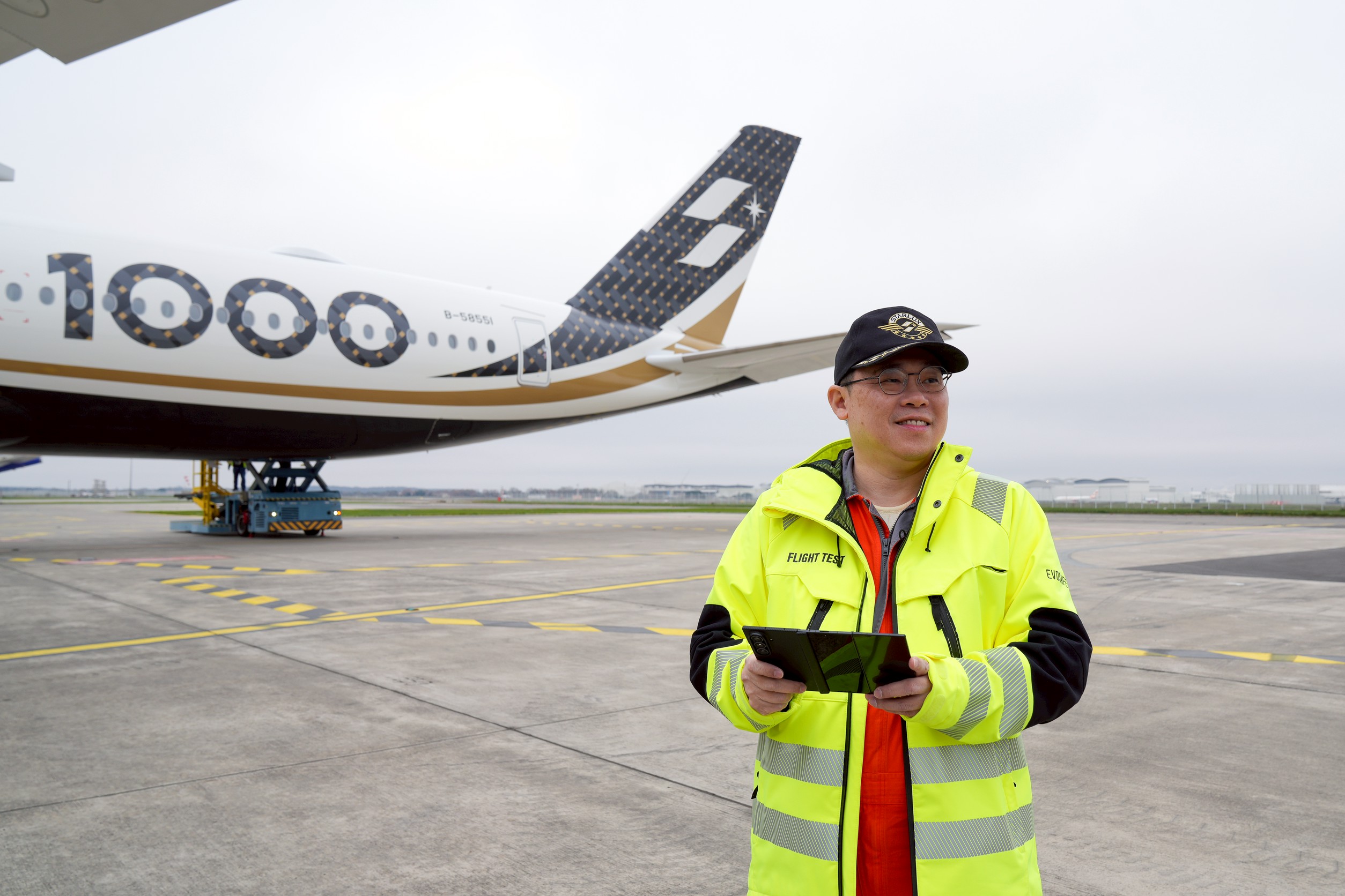 為迎接首架A350-1000新機，星宇航空董事長張國煒率領團隊，赴法國交機，並親自駕駛返台。（星宇航空提供）
