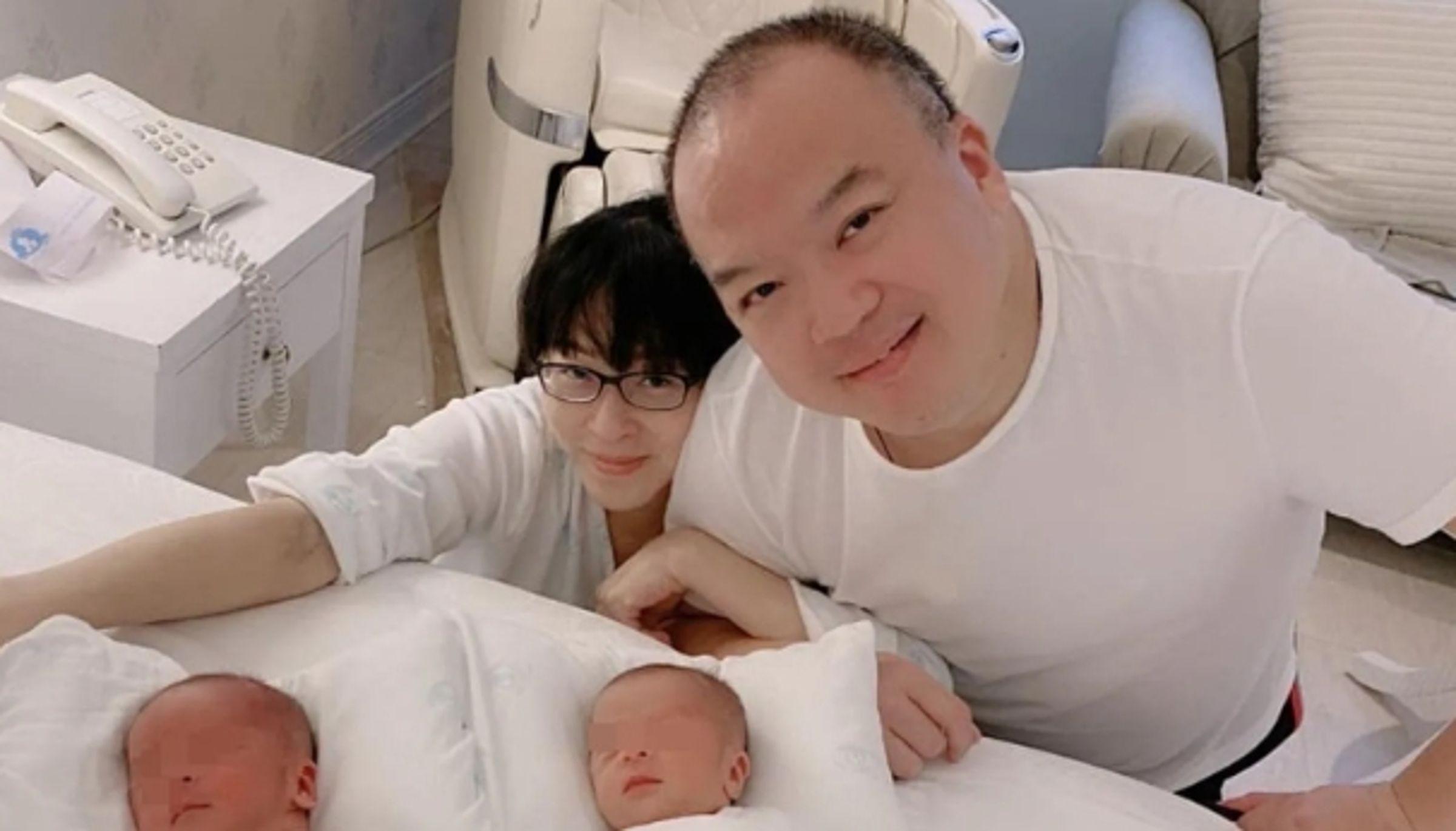 明金成（右）過世，留下愛妻和一對龍鳳胎。（翻攝自臉書）