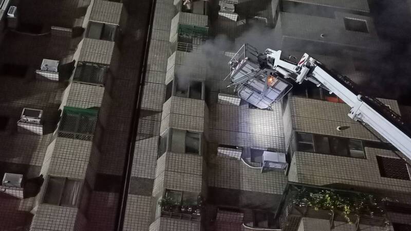 游母與兒子在陽台呼救，消防人員立刻出動雲梯車將兩人救出（消防局提供）