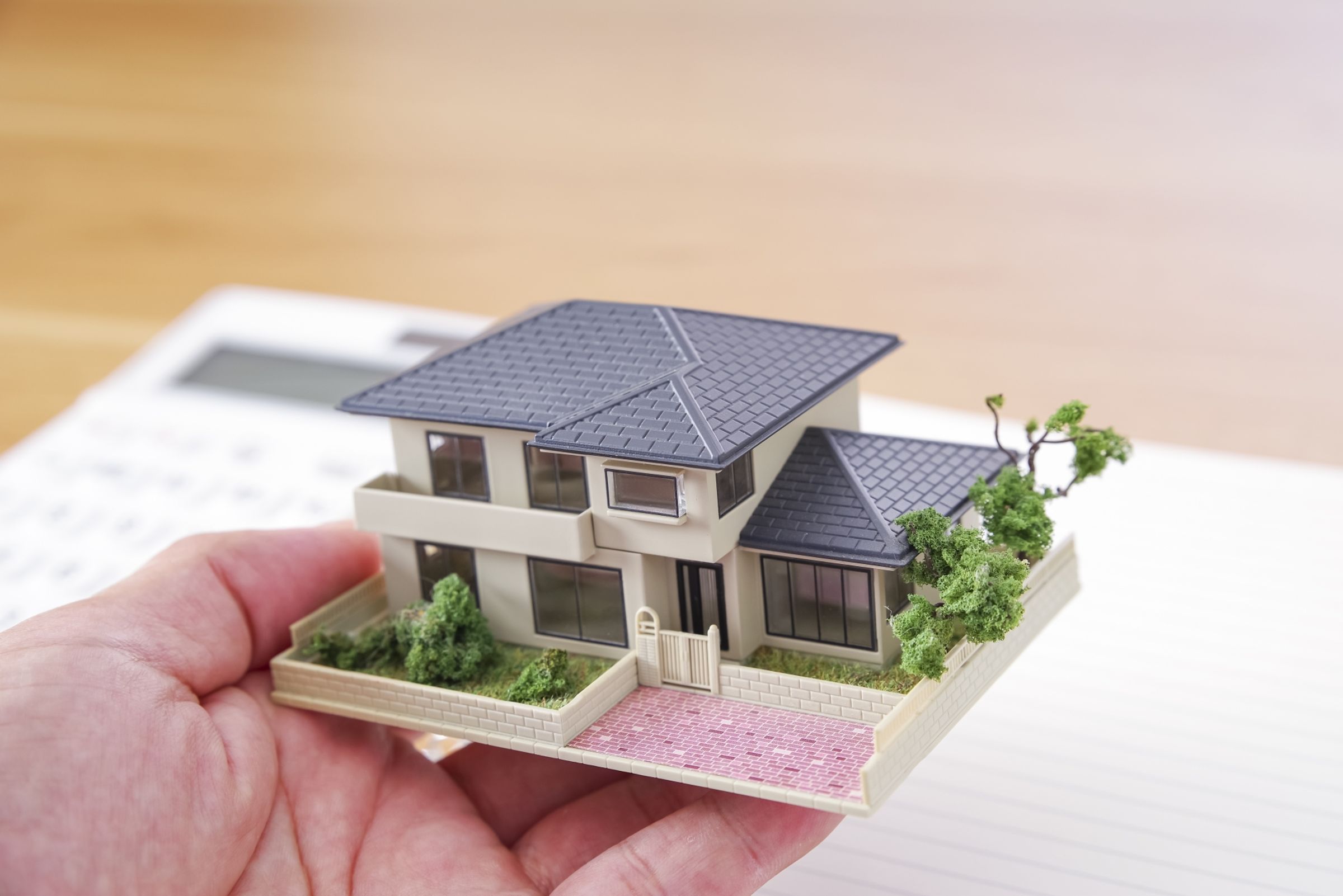 一名男大生被父親誆騙要買房當成年禮,傻傻在空白文件上簽名,最後淪為債務保證人。(示意圖,photoAC)
