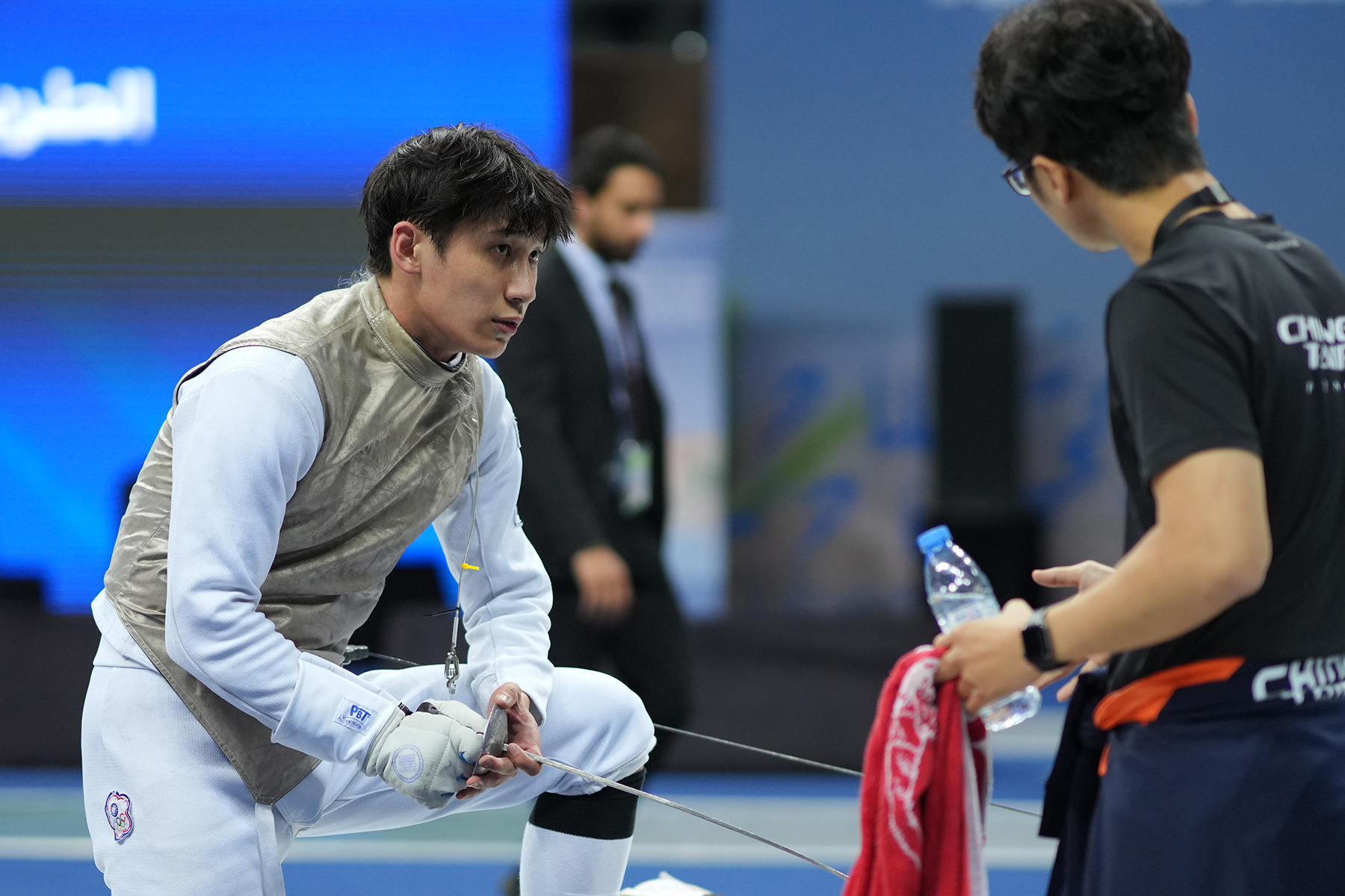 陳弈通今先在擊劍男子個人鈍劍64強賽上取勝後，32強對戰地主法國。（翻攝國際擊劍總會臉書）