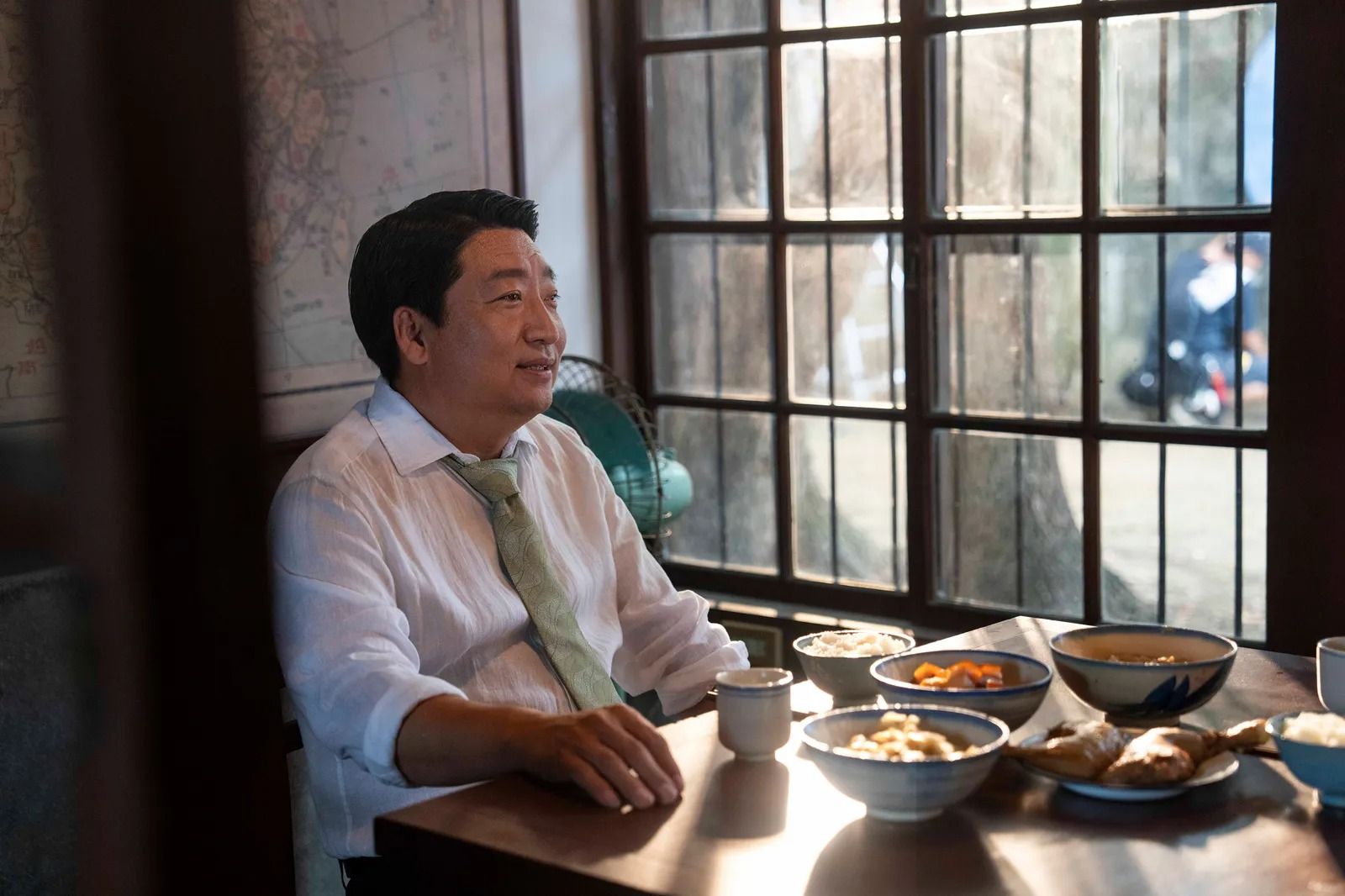 鍾孟宏執導的《餘燼》也請來張志勇客串演出一位國民黨特務，笑裡藏刀的表演令人毛骨悚然。（本地風光提供）