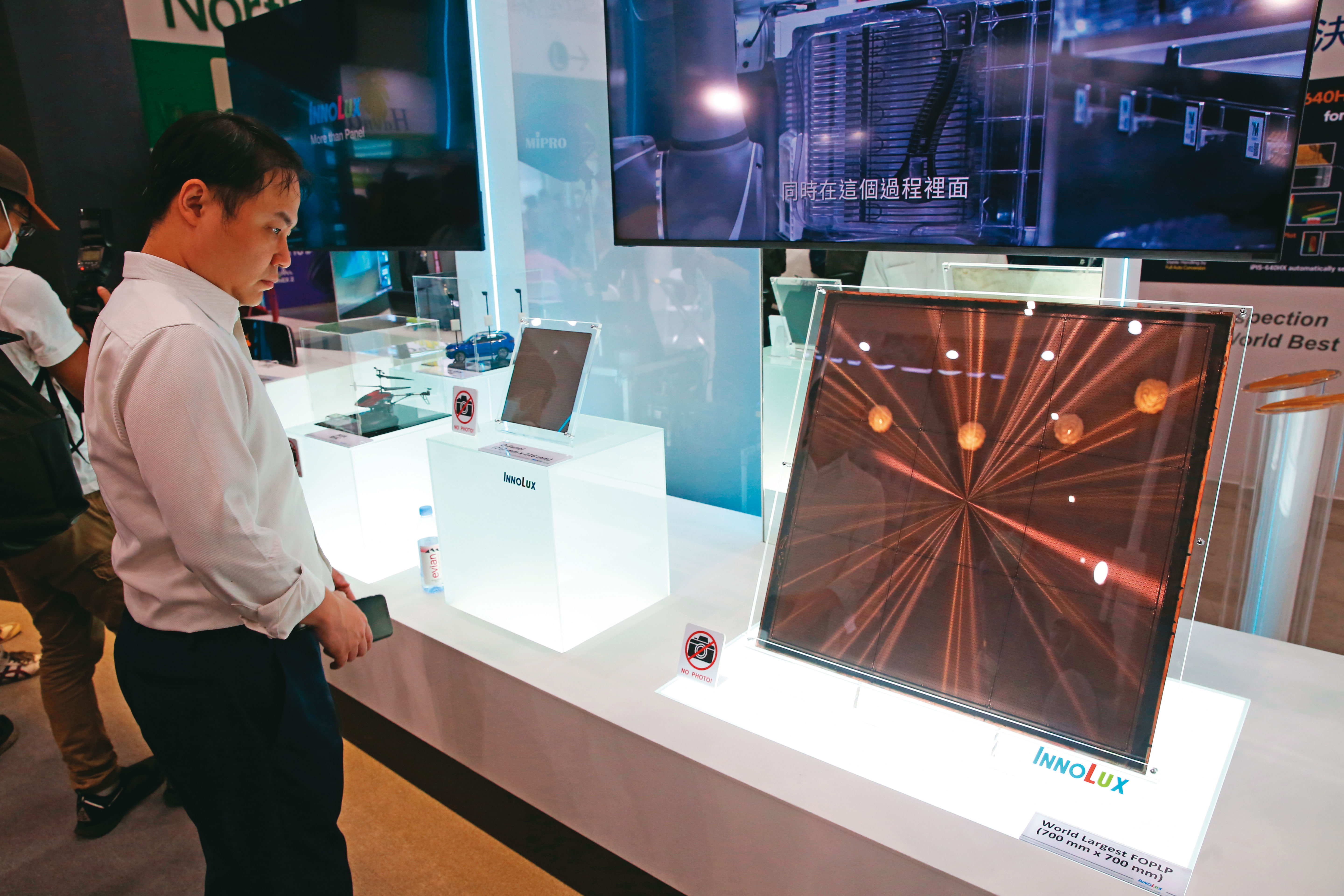 面板與半導體先進封裝製程有60％的相似度，過去2、3年，群創已投資面板級先進封裝逾30億元。