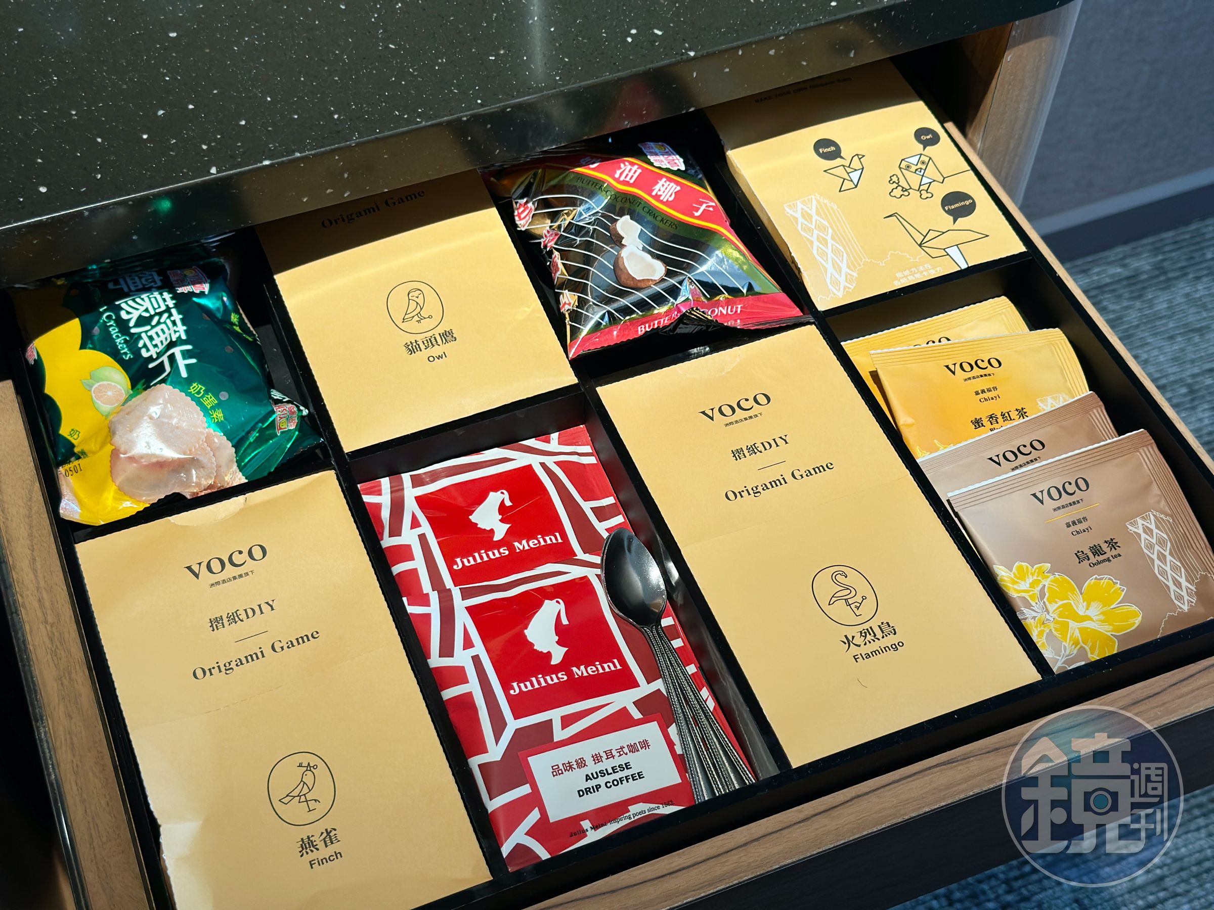 除了茶包餅乾等備品,更貼心準備了摺紙DIY,大小朋友們都能從中找到樂趣。