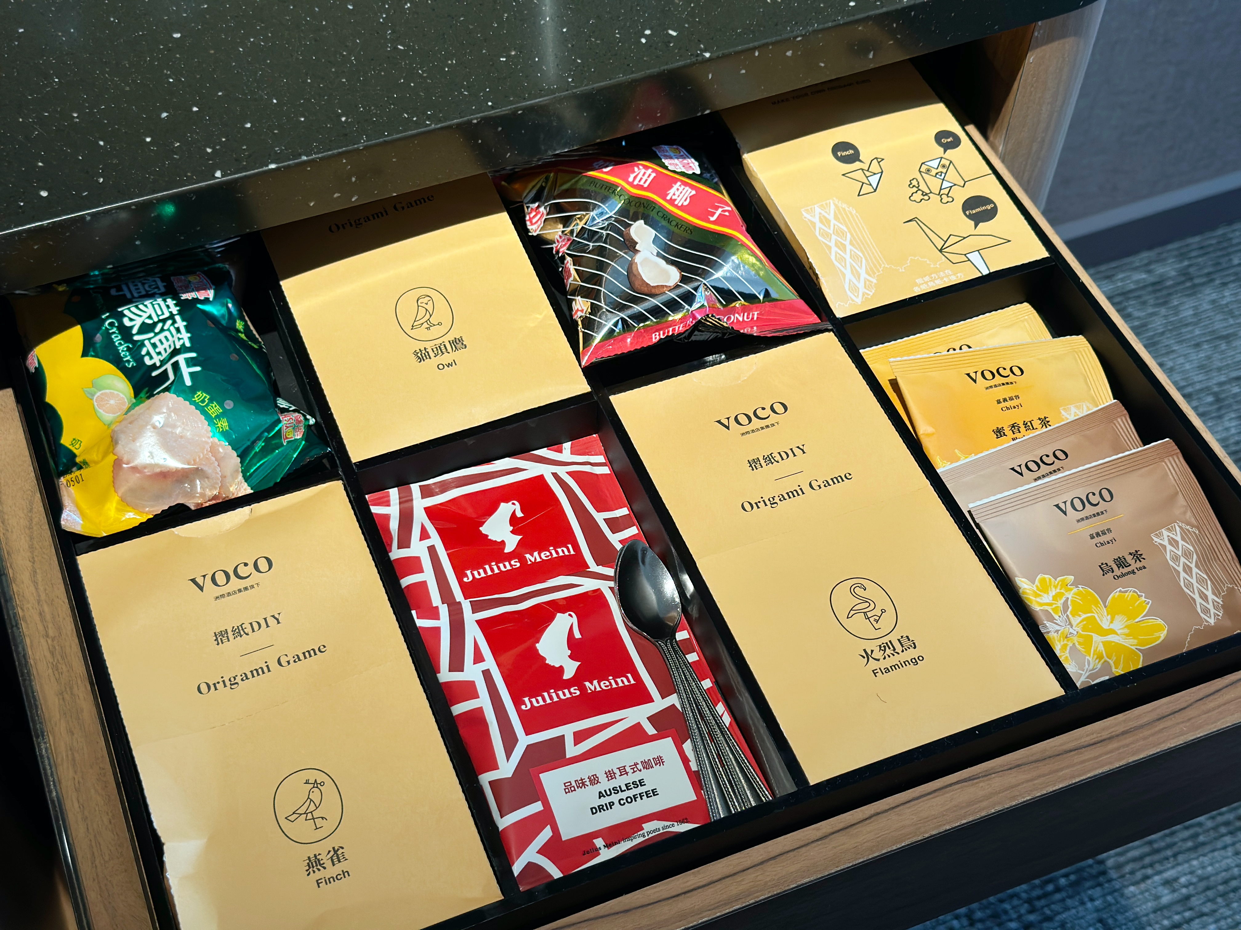 除了茶包餅乾等備品，更貼心準備了摺紙DIY，大小朋友們都能從中找到樂趣。