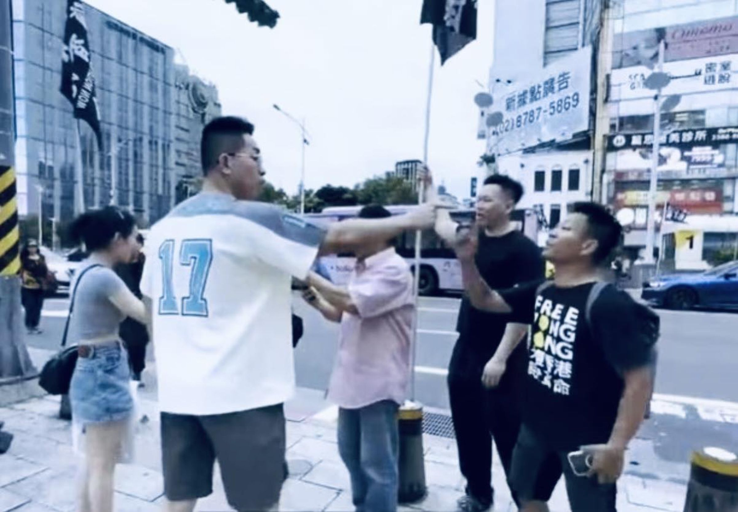 中國十一國慶日當天,在台港人於台北市西門町街頭舉辦「反中國國慶」活動,卻遭2名中國人鬧場。(翻攝自X@自由亞洲電台)