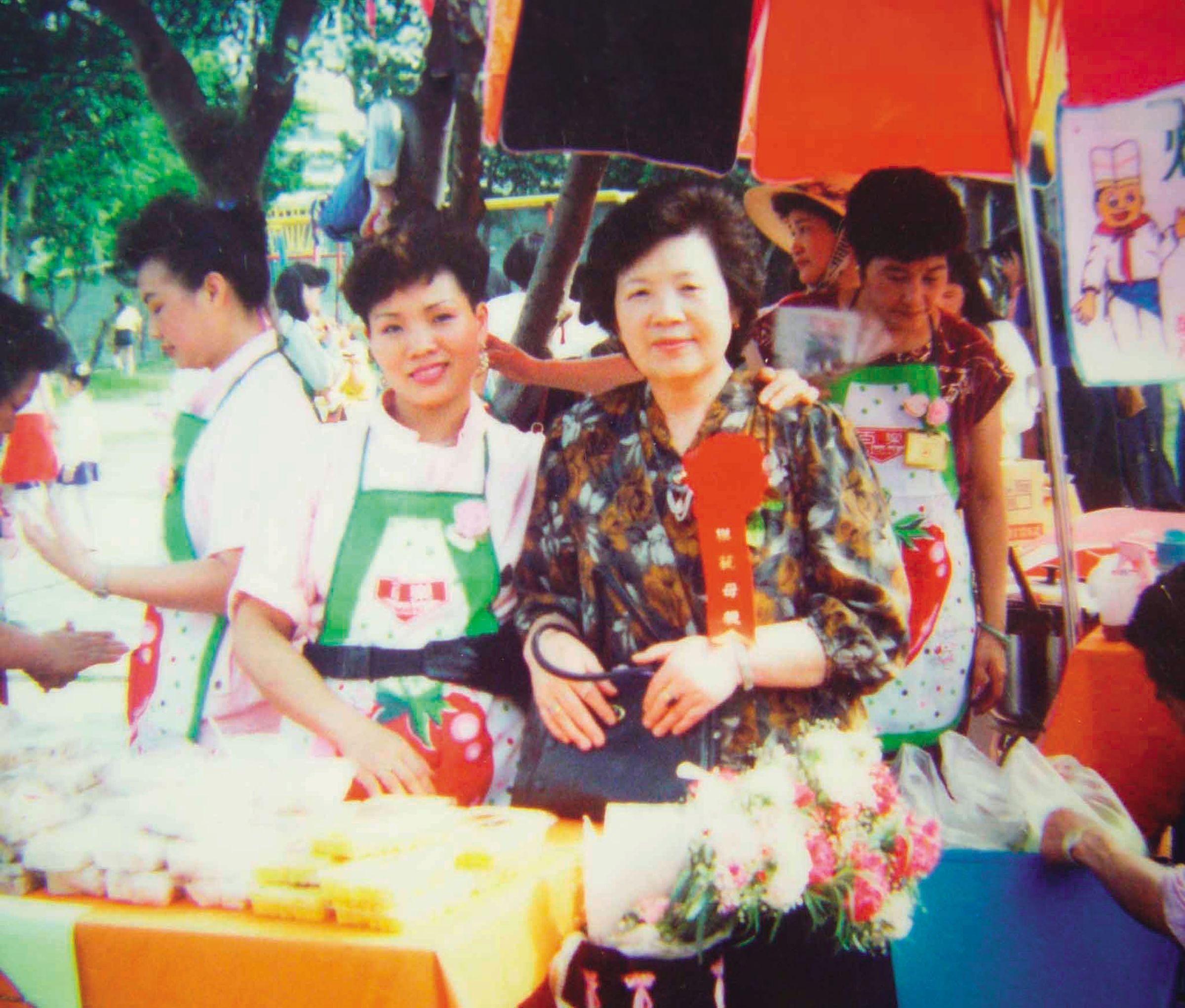 許月娥（左2）與婆婆李徐密（左3）感情甚篤，婆婆為了支持她創業，不只幫忙做粿，也幫她帶3個小孩。（李東展提供）