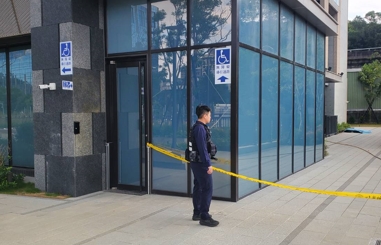 新北21歲裝潢工午休後「同事找不到人」，驚見他倒臥１樓頭顱破裂身亡。（翻攝畫面）