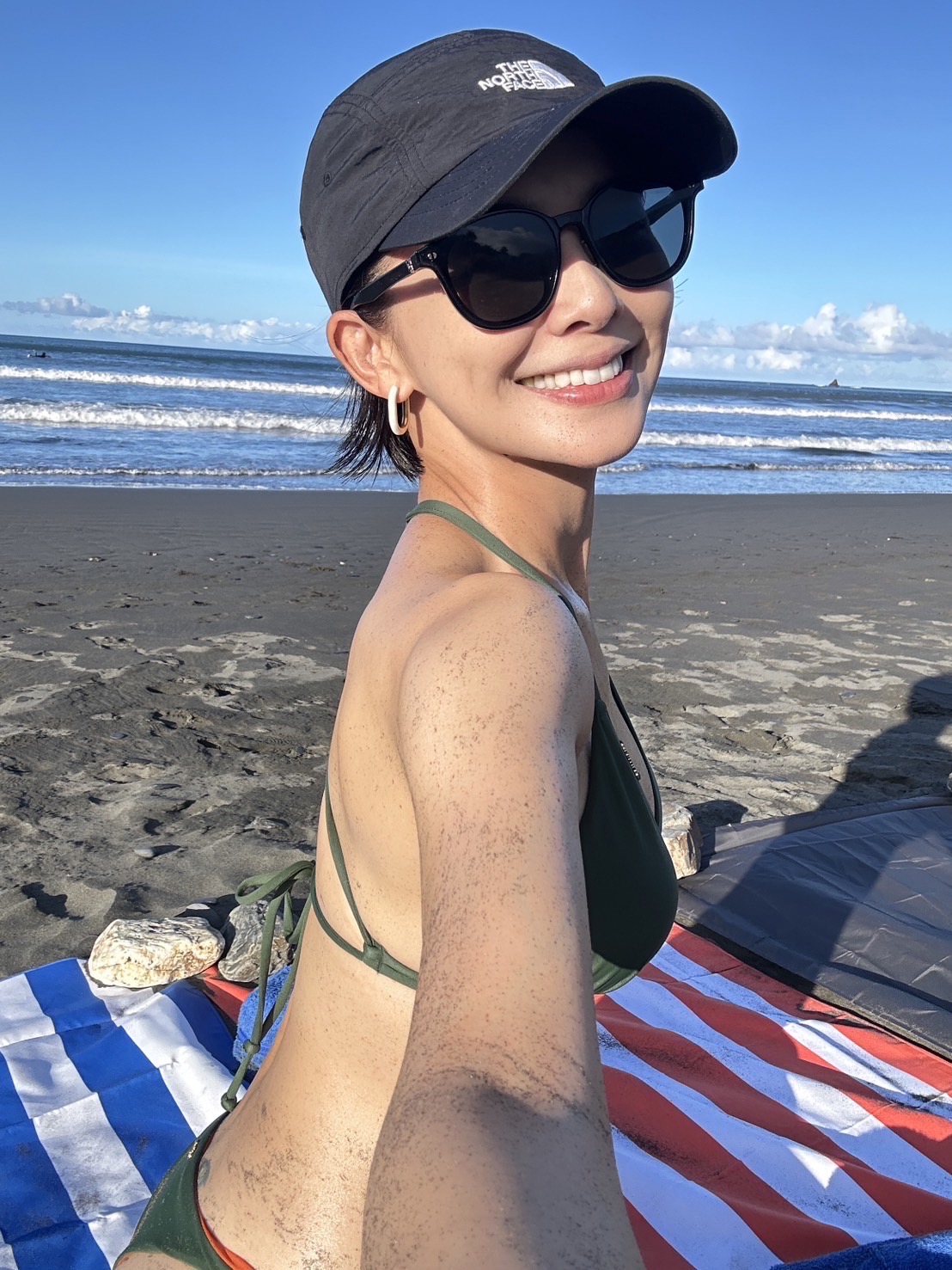 吳婉君本來都包緊緊去海邊，為了曬黑大解放還擦助曬油讓膚色順利黝黑2階。（民視提供）