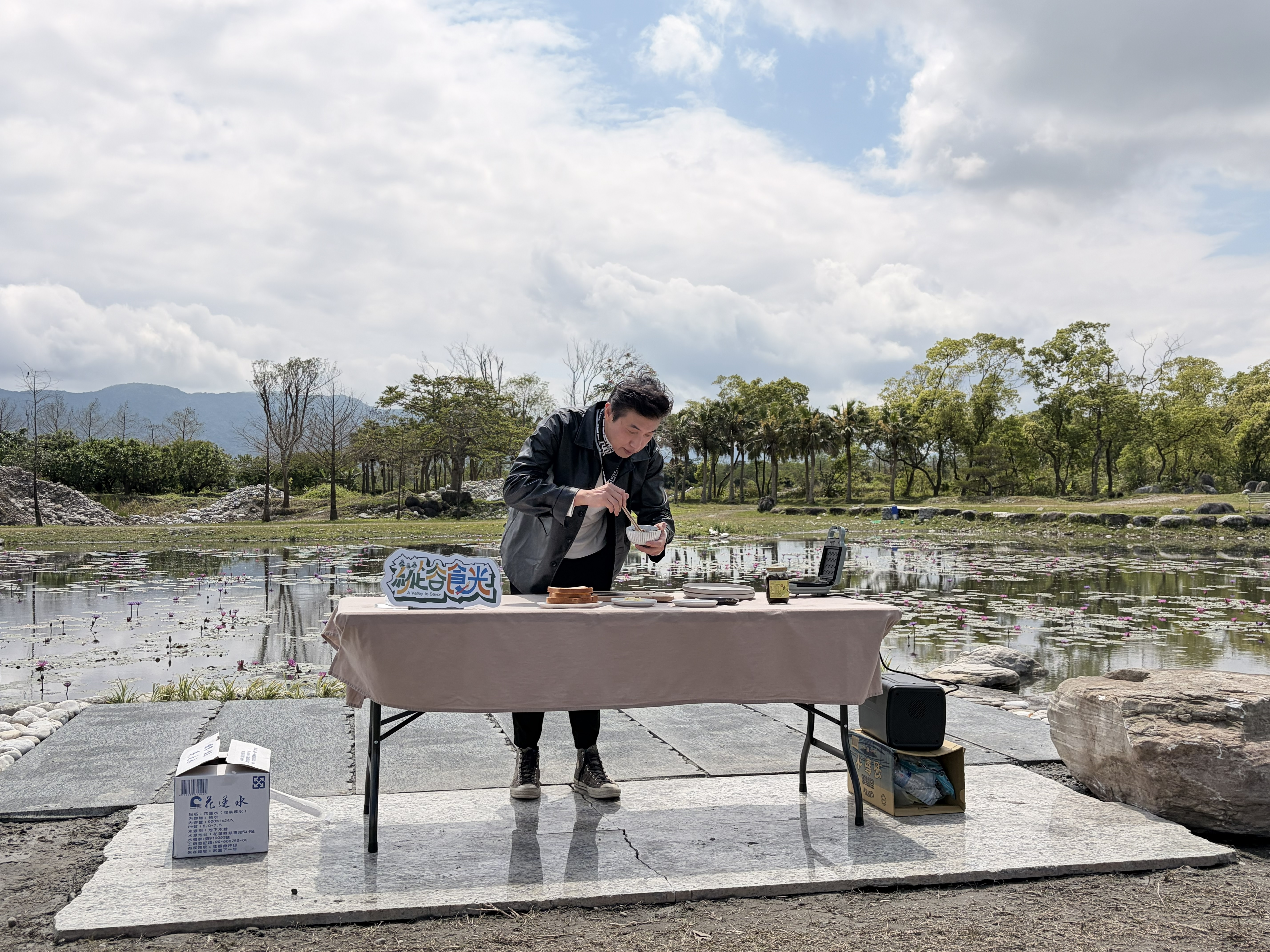 陳鴻在花蓮田野間下廚頗寫意。（陳鴻提供）