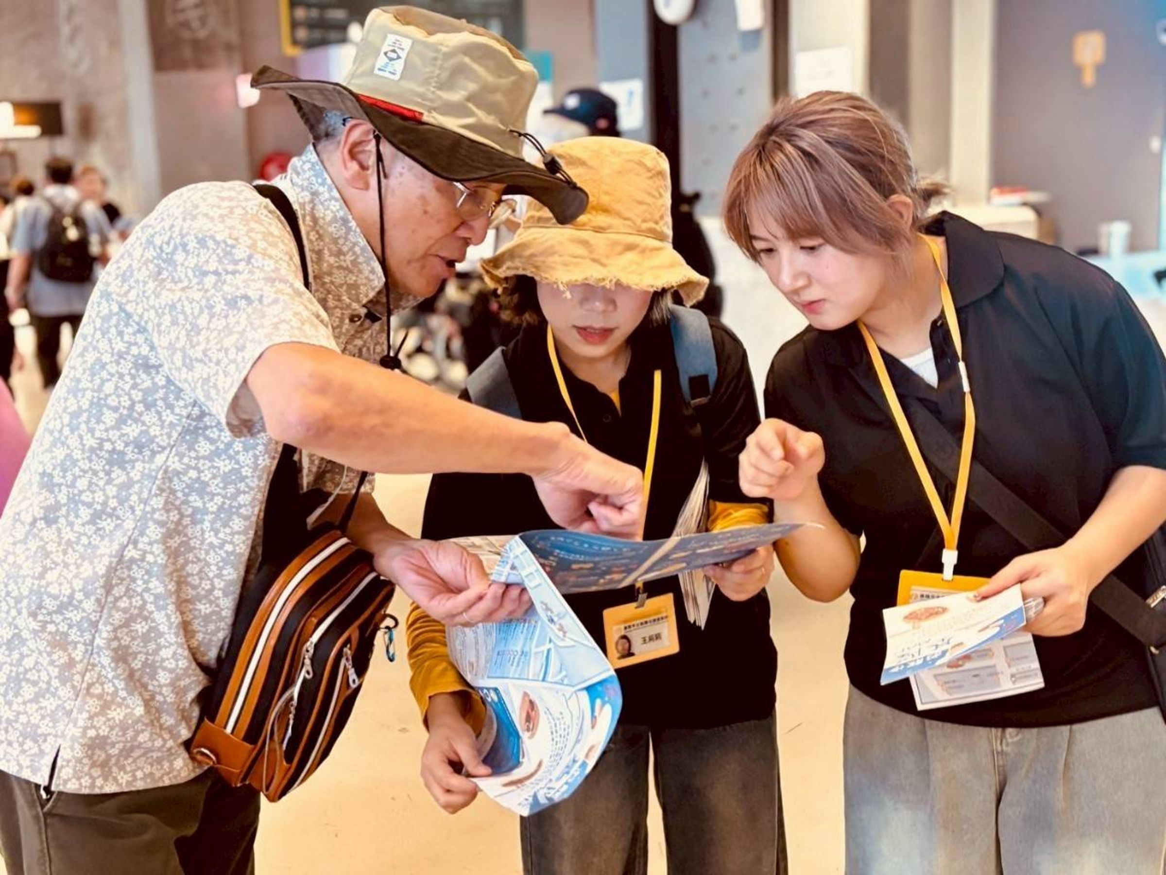 基隆市文觀局印製精美旅遊手冊供旅客索閱。