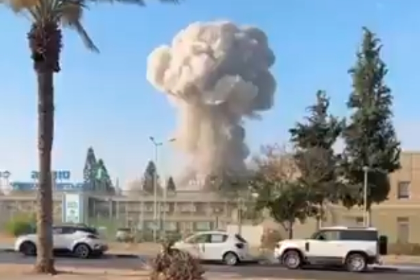 位於以色列南部城市貝爾謝巴的索羅卡醫療中心遭到飛彈直接命中。（翻攝自@IsraelMFA X）