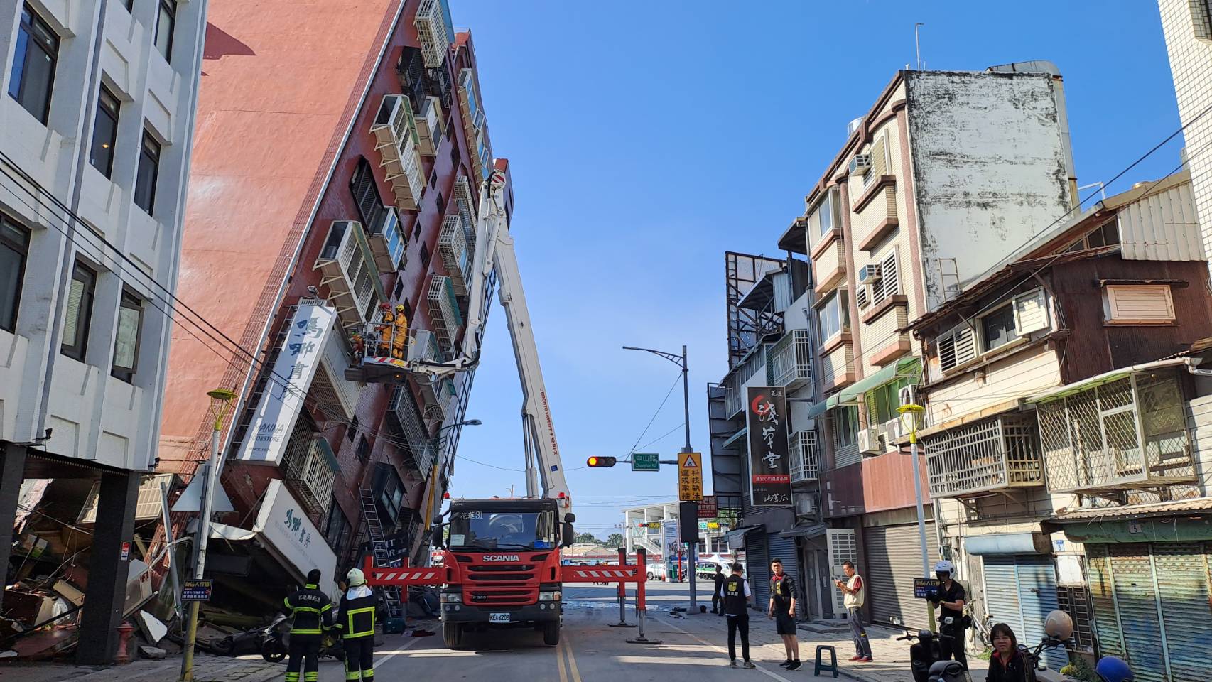 今早發生芮氏規模7.2強震，消防署公布最新傷亡統計人數。