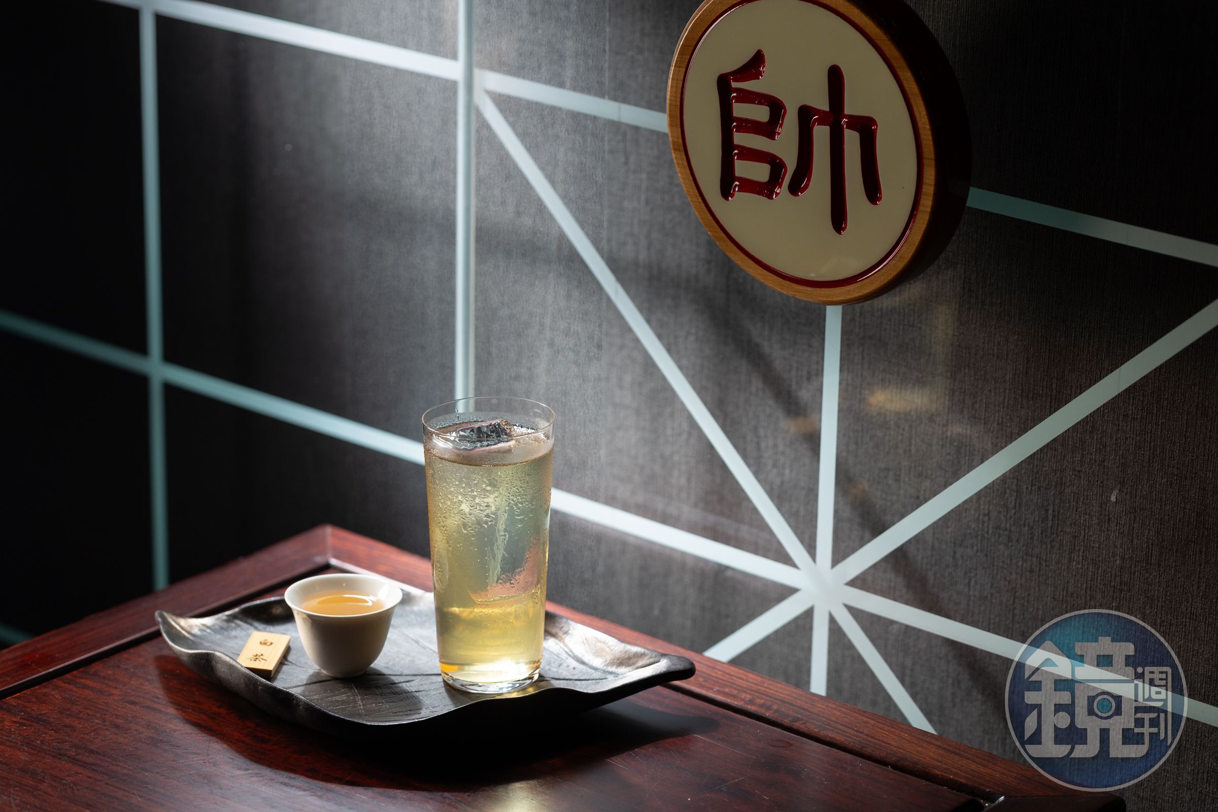 以琴酒為基底，帶有麝香葡萄果香的「白茶琴通寧」是老顧客必點招牌，附贈小杯原茶，先品茶、後啜酒，會將茶酒滋味勾勒得更加立體。（500元／杯）