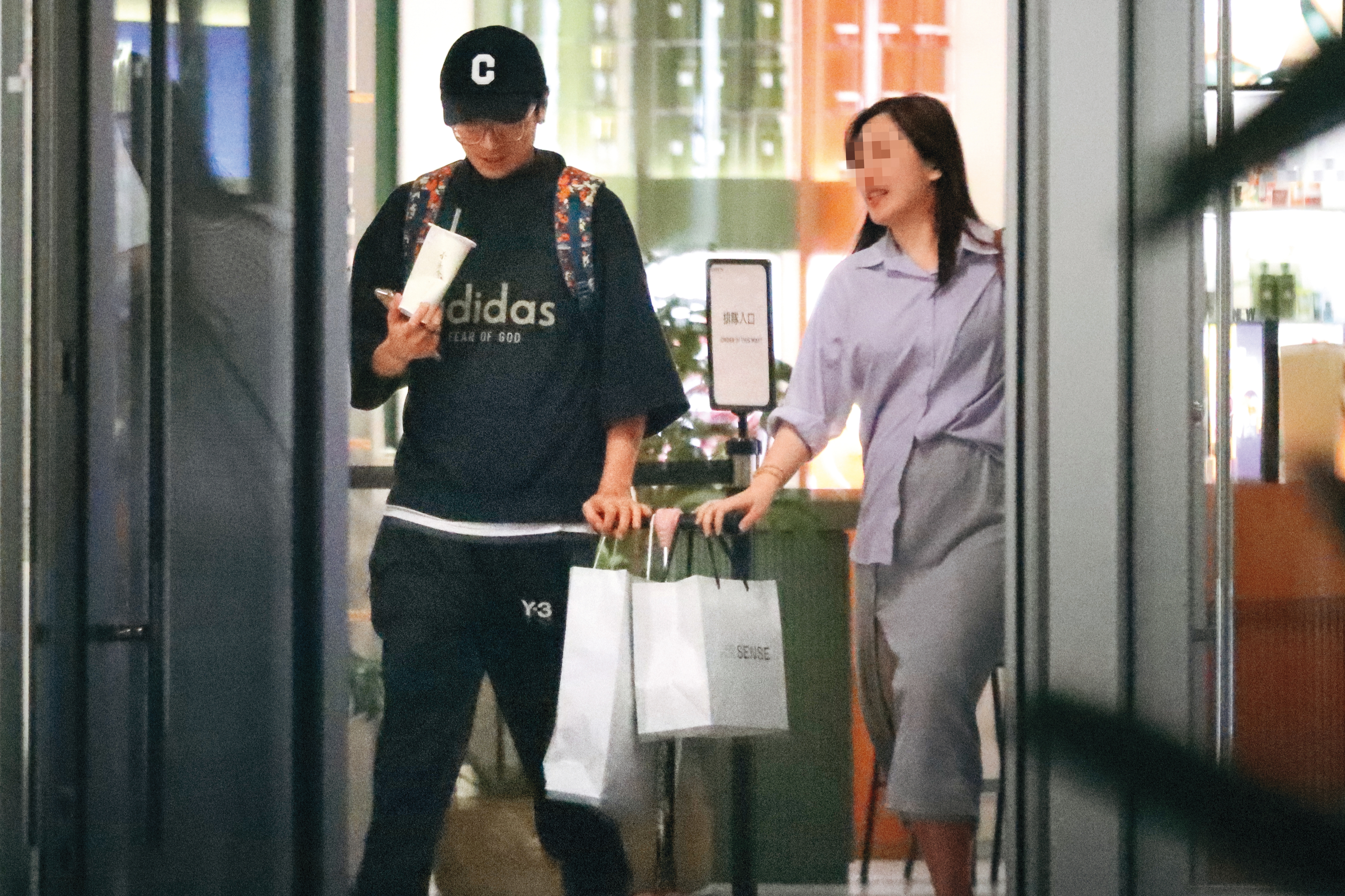 5/11 20：24 又像情侶又像伴侶，Toro與女伴的互動充滿一家天倫的元素。