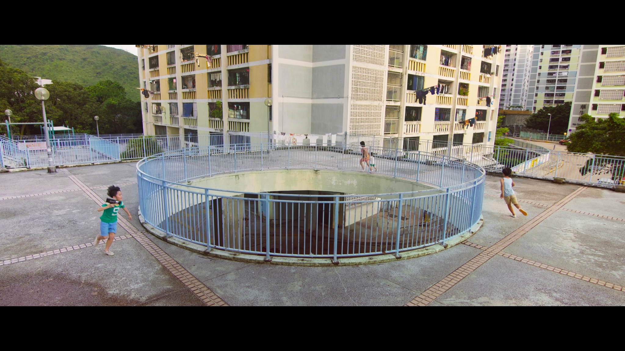 運用特效將主要場景之一的華富邨修改成1985年的樣貌。 （壹壹喜喜提供）