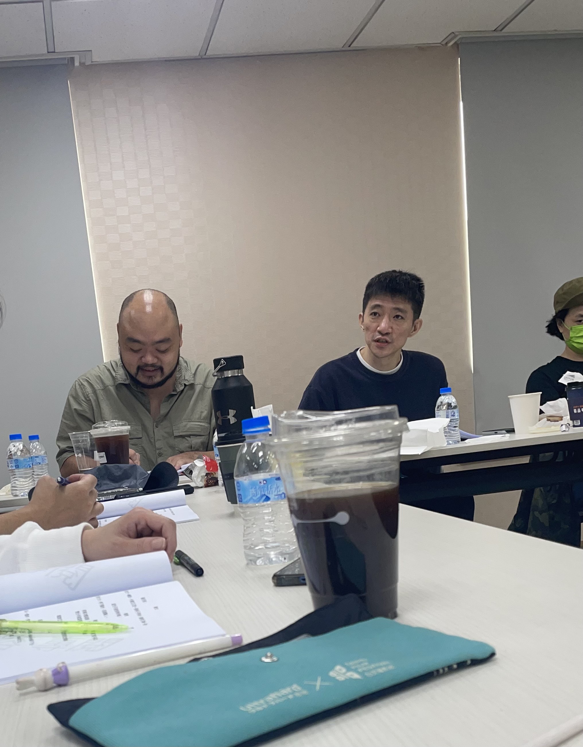導演徐漢強（右）與編劇蔡坤霖（左）共同編寫《鬼才之道》的劇本。（牽猴子提供）