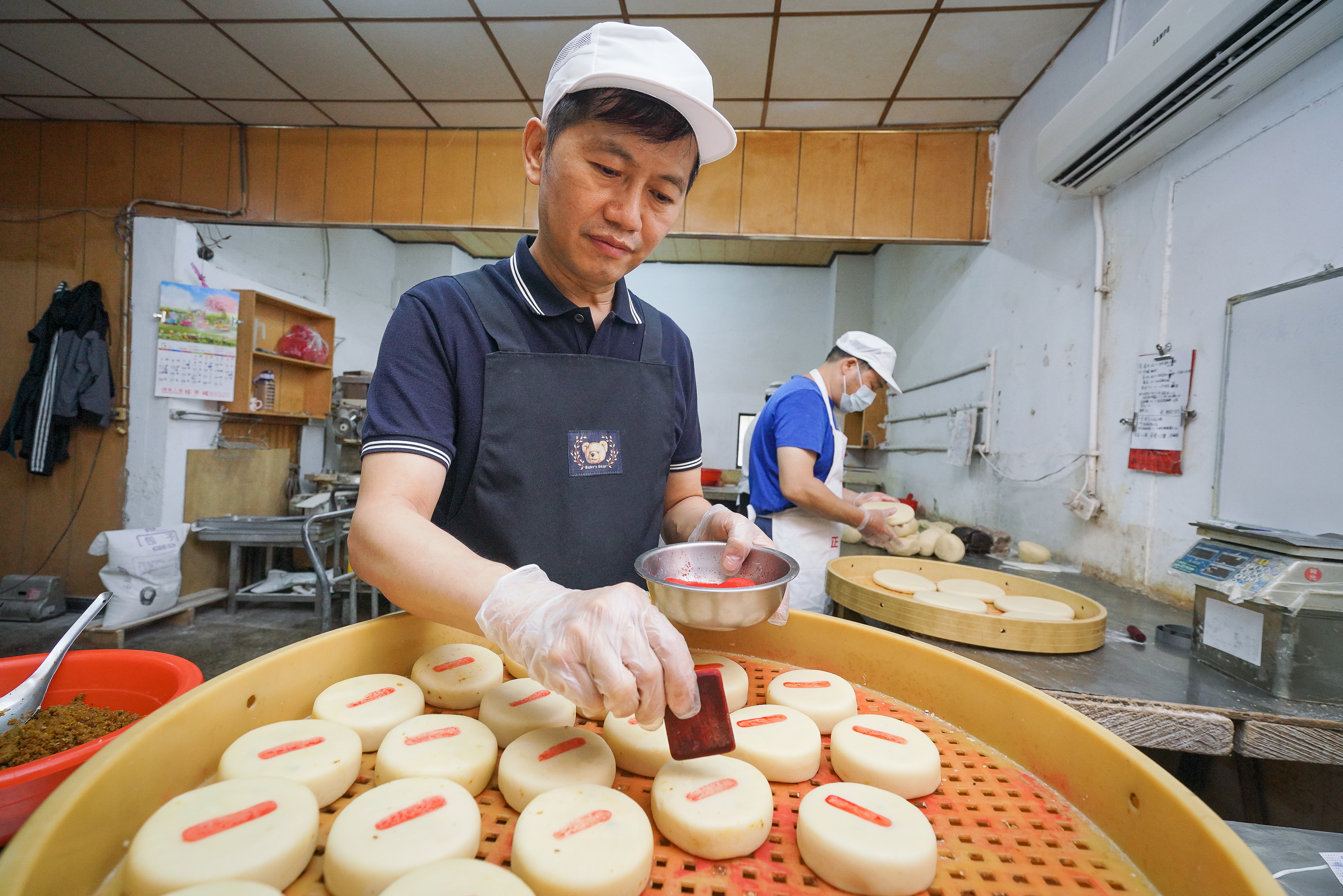 高維澤為達成父親的期望，從醫生轉行返家接班近百年喜餅店，也推出小顆漢餅，攻伴手禮市場。
