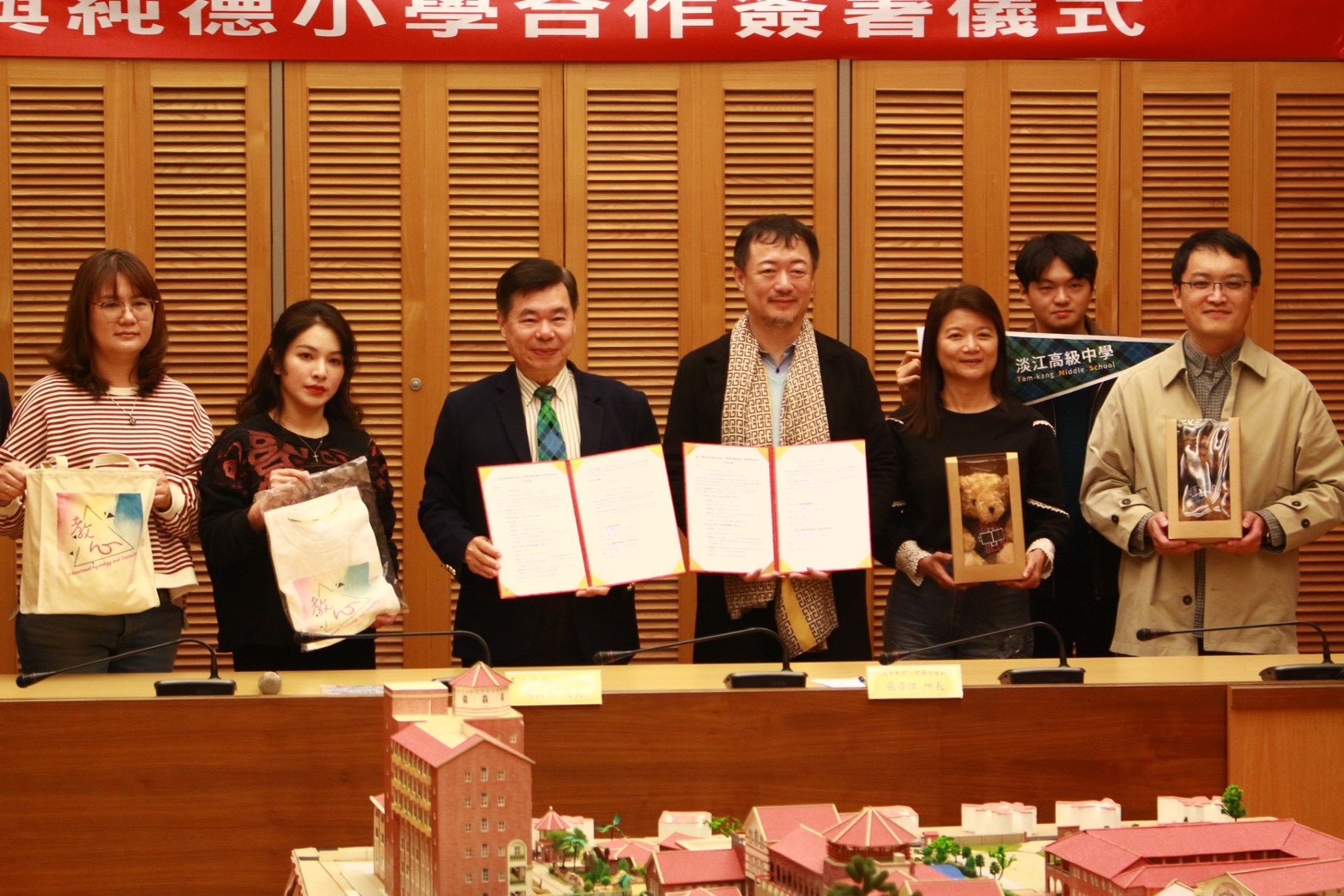 純德小學與淡江大學教育心理與諮商研究所，宣布啟動跨級心理輔導合作。（純德小學提供）