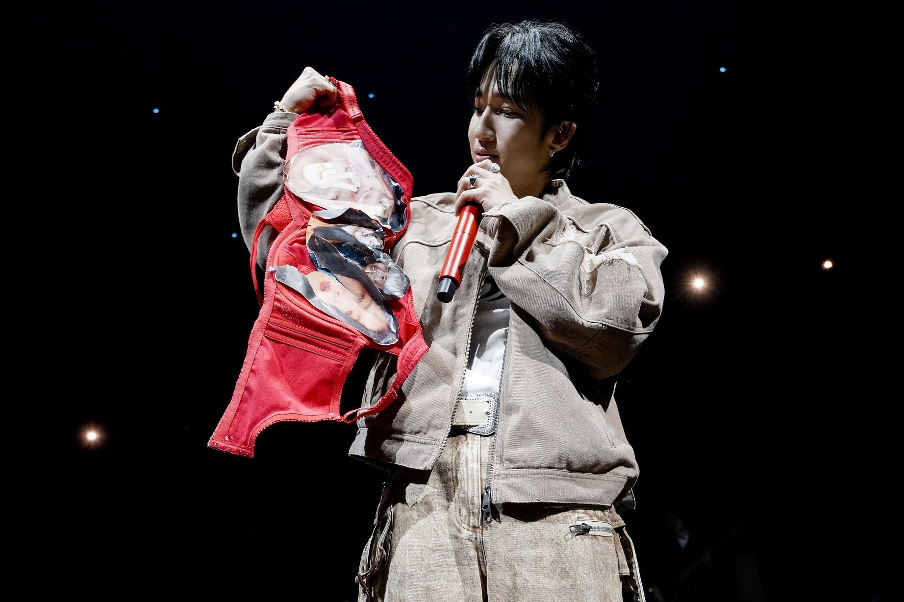 婁峻碩收到粉絲丟性感內衣上台向他示愛，讓婁峻碩傻笑稱：「我是內衣富翁了。」（想不到音樂工作室提供）