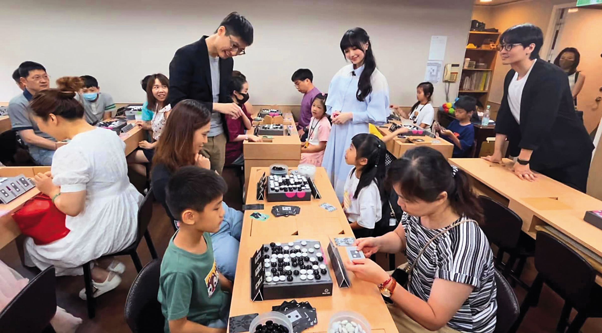 《烏鷺爭霸》已在圍棋教室提供試玩,吸引許多家長與孩子同樂。(黑嘉嘉圍棋提供)