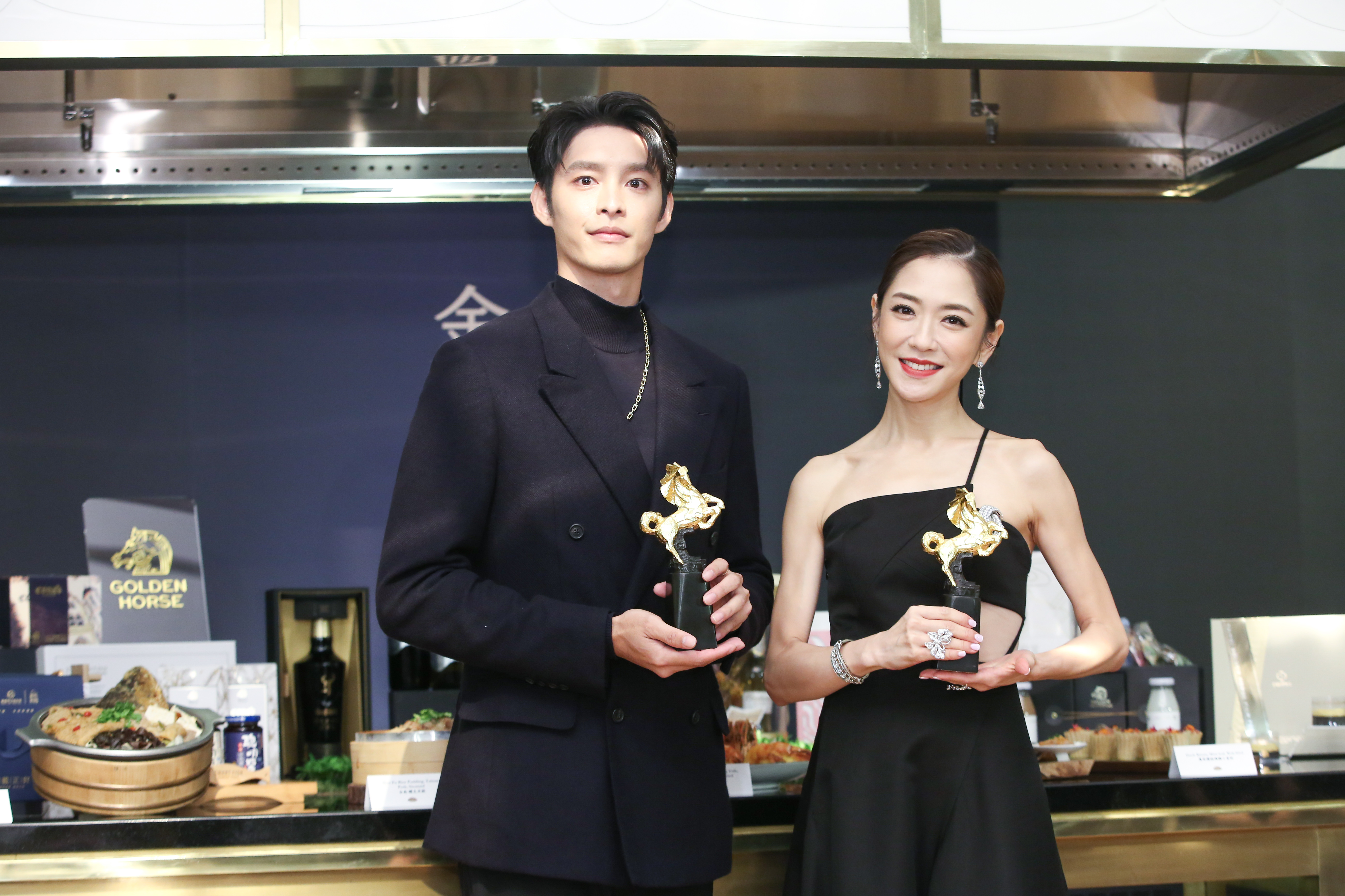 今年金馬紅毯由第14次主持金馬星光大道的楊千霈搭檔男星曹佑寧主持。