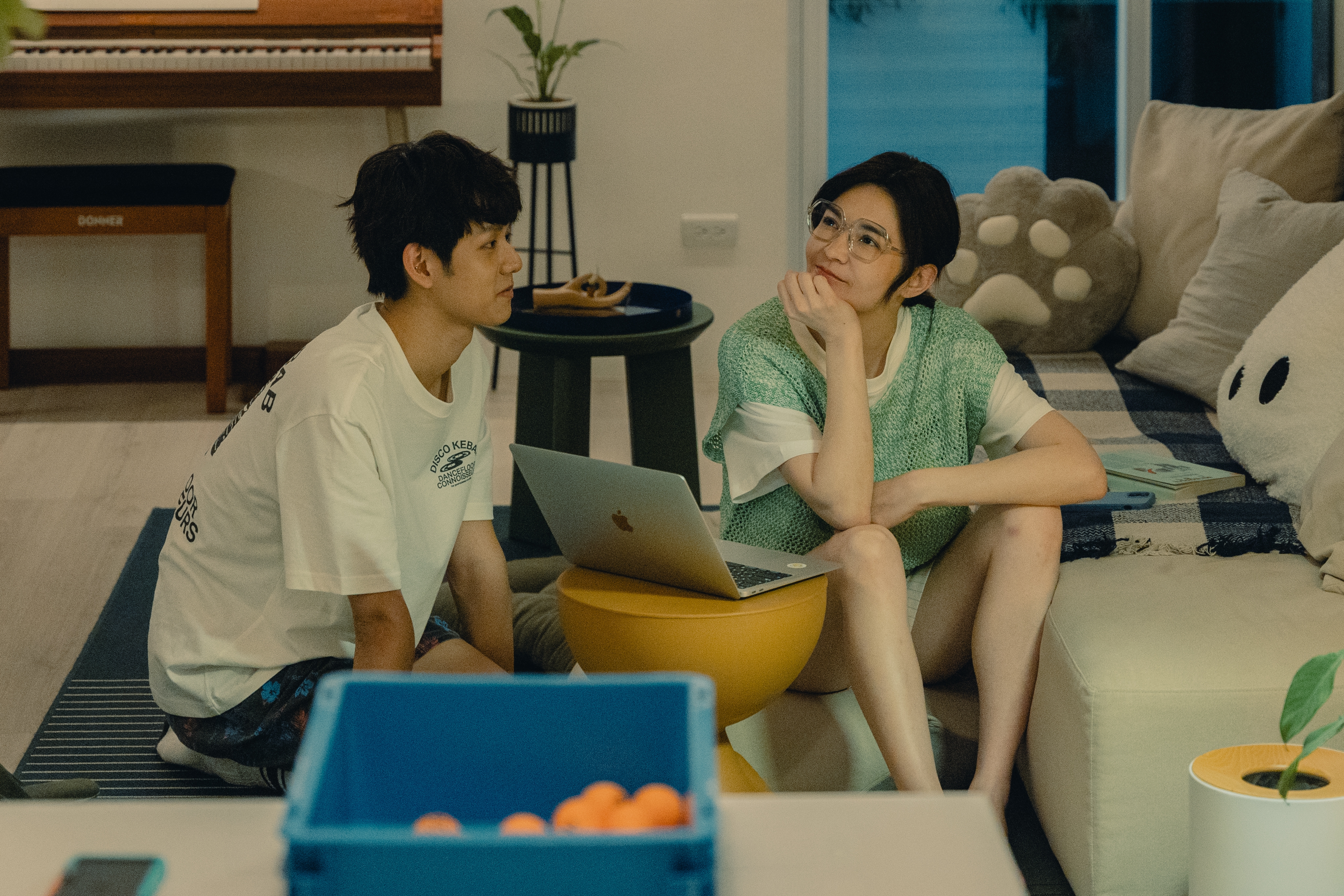 洪暐哲在戲裡看到張榕容就會兩眼發光。（六魚文創）