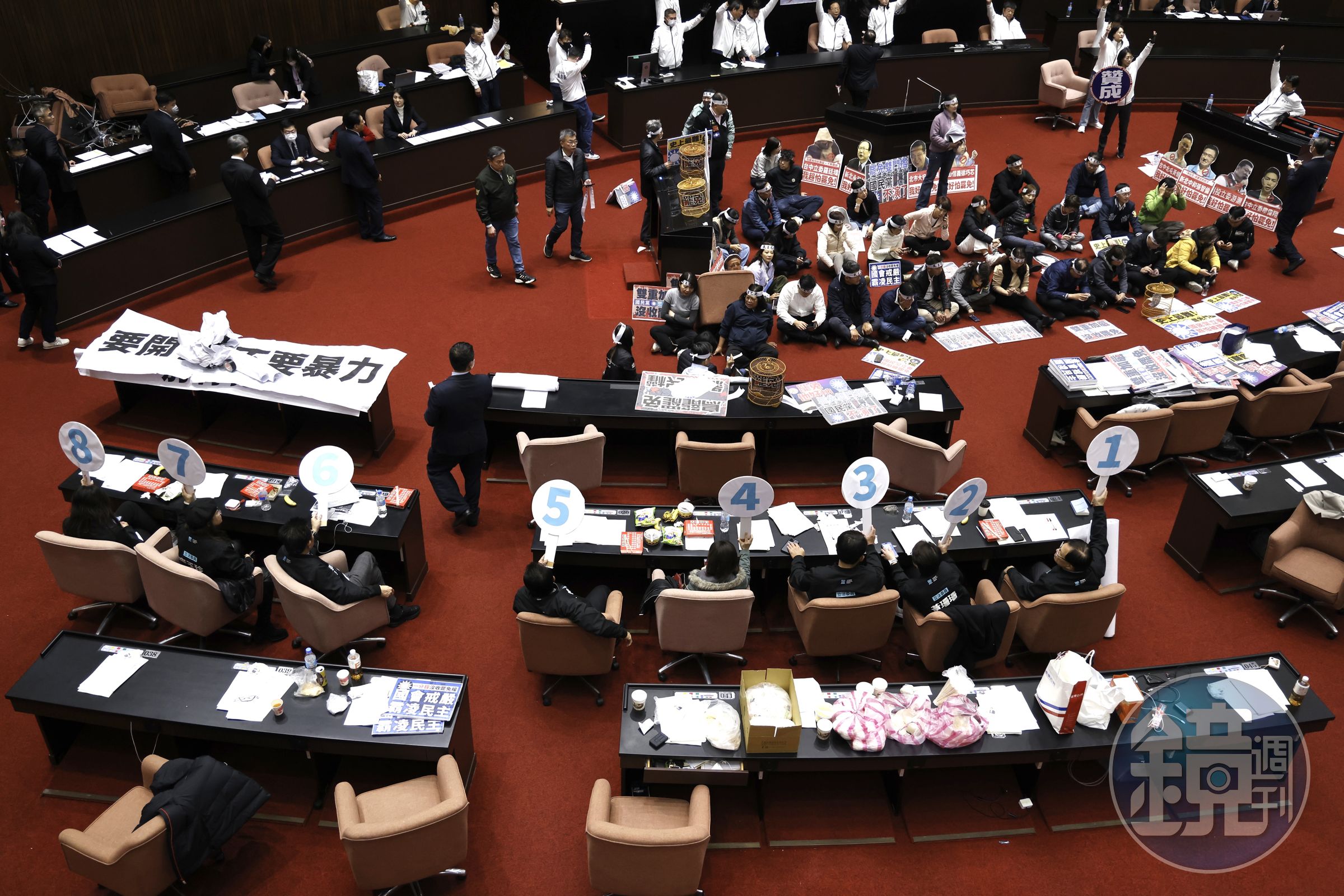 民眾黨8席立委在台下舉牌跟著國民黨團投票。