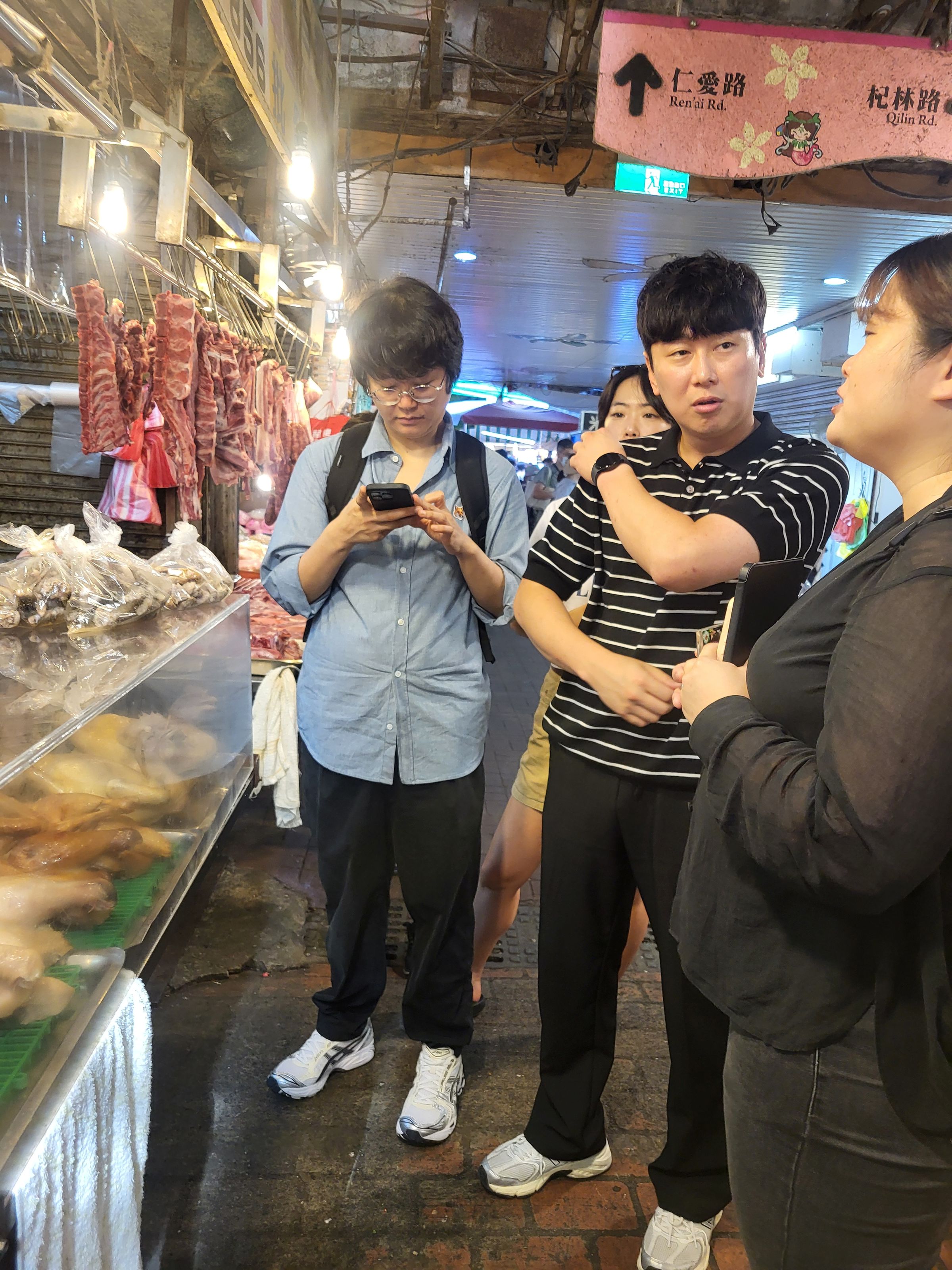 導演李珍赫（中）與台灣團隊於田調時走訪市場等地，深入了解客家食材與文化。（客家電視台提供）