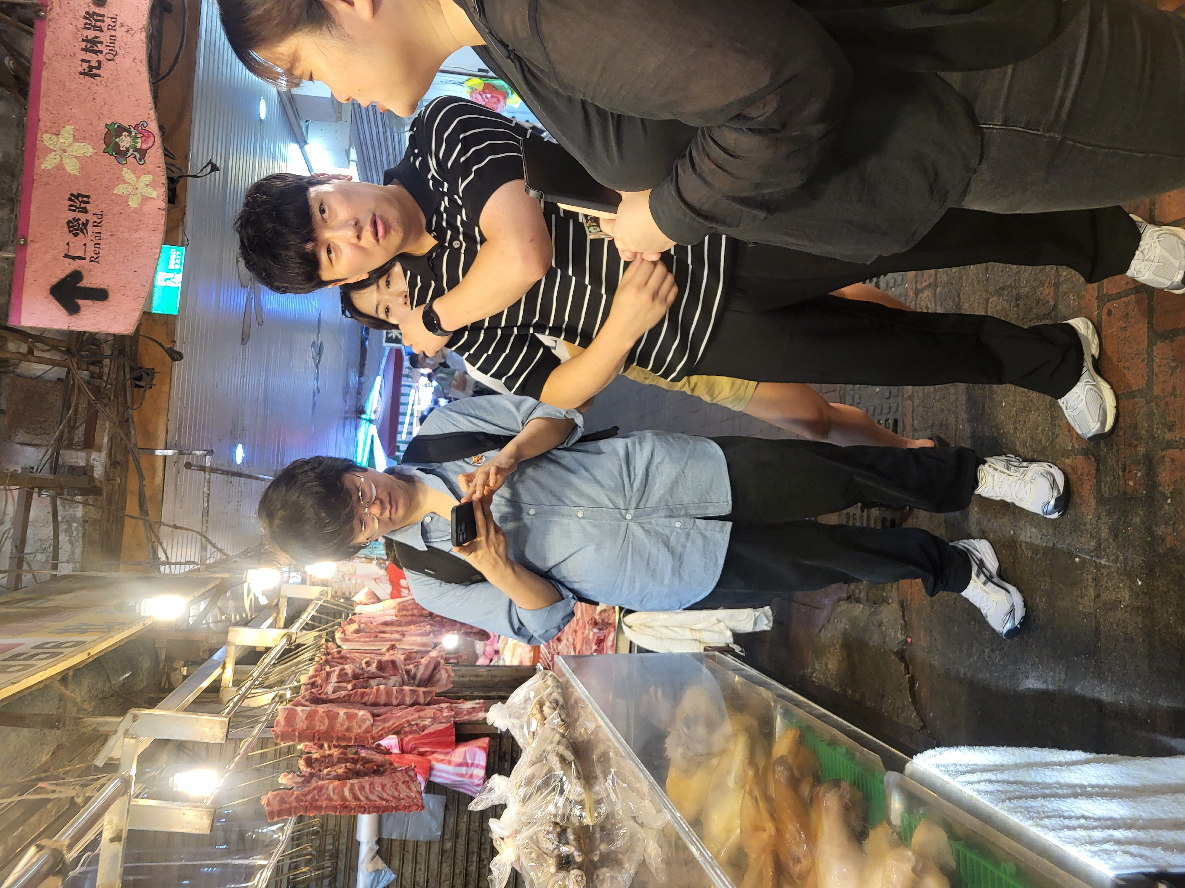 導演李珍赫(中)與台灣團隊於田調時走訪市場等地,深入了解客家食材與文化。(客家電視台提供)