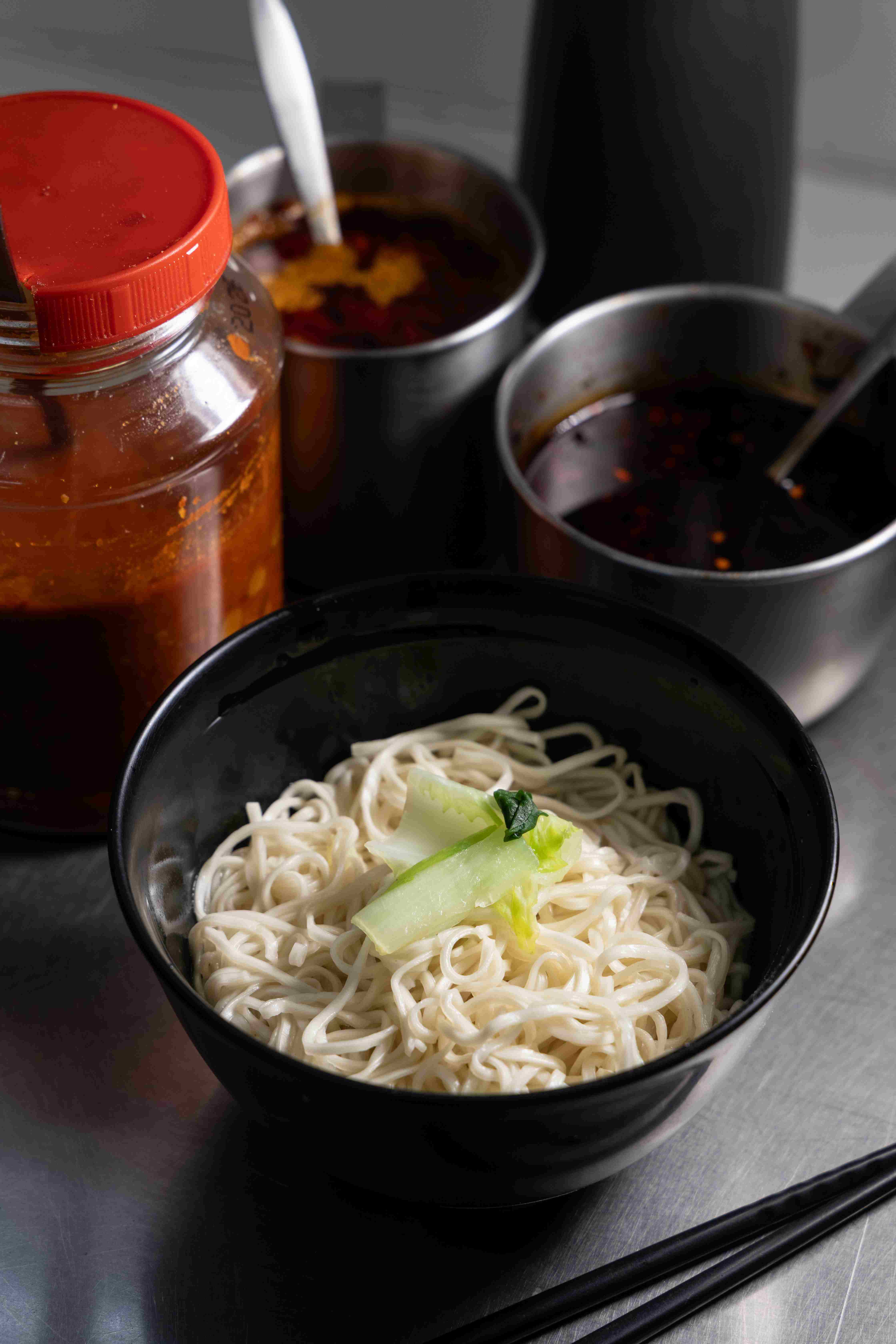 看起來樸素的「乾拌麵」，麵條相當有勁道。（35元／小碗）