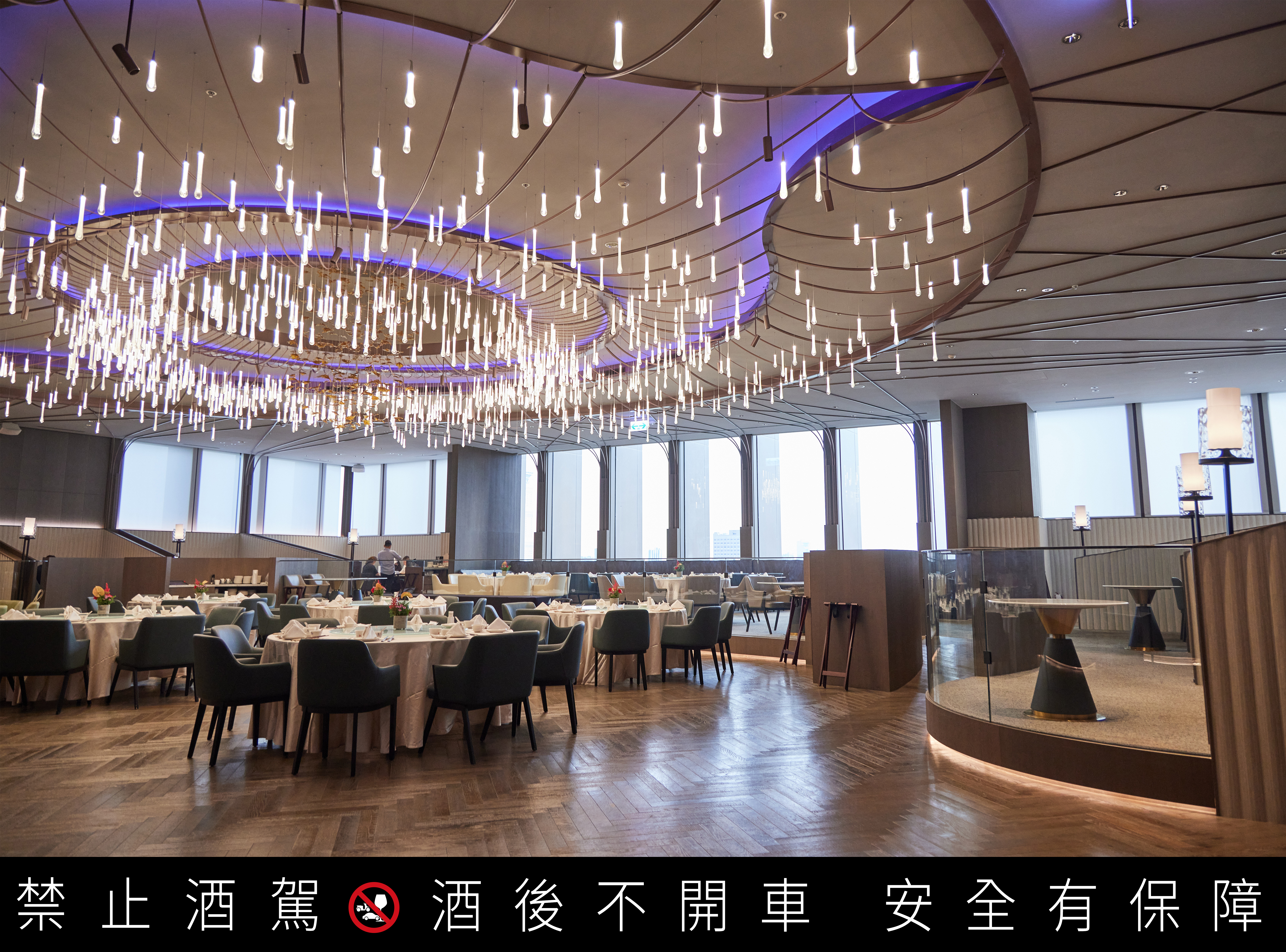 位於高雄萬豪酒店10樓的皇豪中餐廳，大片落地窗、挑高的天花板、寬敞的走道，搭配私人包廂和多樣的座位配置，營造出宜人且開闊的用餐環境，是非常適合歲末宴客或家庭聚餐的選擇。