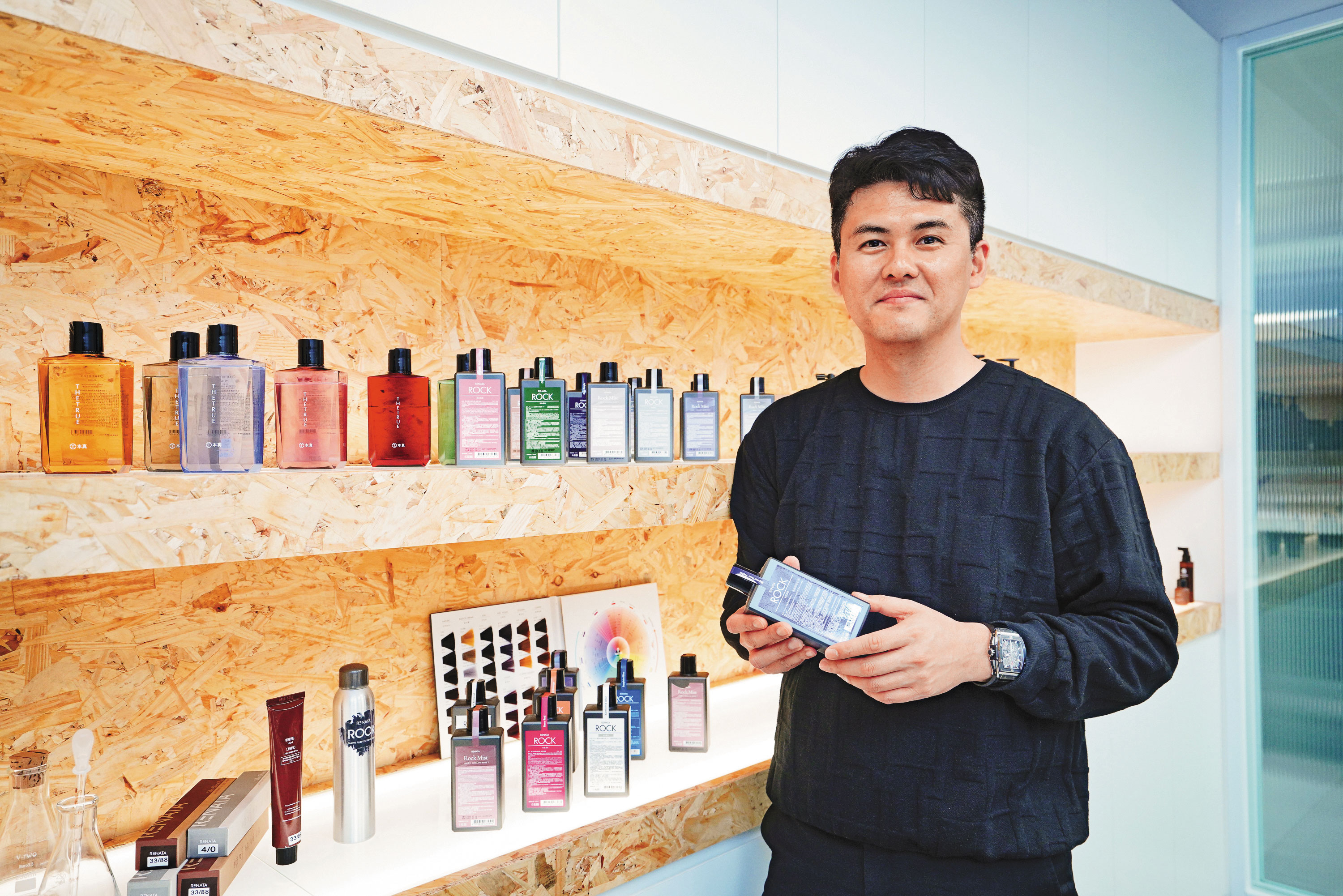 林慈棋19年前接下父親瀕臨倒閉的髮品廠並自創品牌，靠勤奮跑店、優化產品，從低潮家業中翻身，一步步打造出屬於自己的髮品王國。